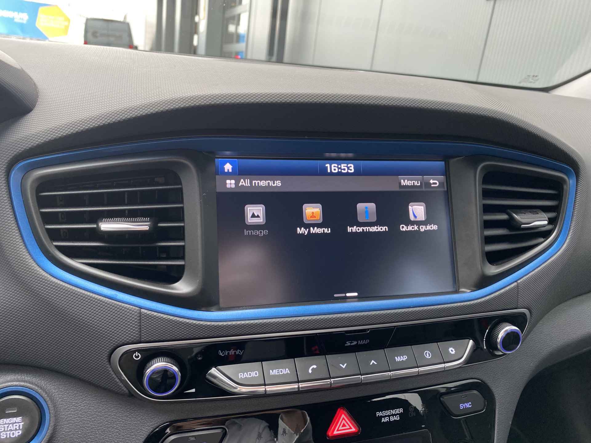 Hyundai IONIQ 1.6 GDI HEV 140pk Comfort Automaat | Xenon | Climate | Camera | Keyless | Navigatie | 15" Lichtmetaal | Parkeer Assistent - 29/32