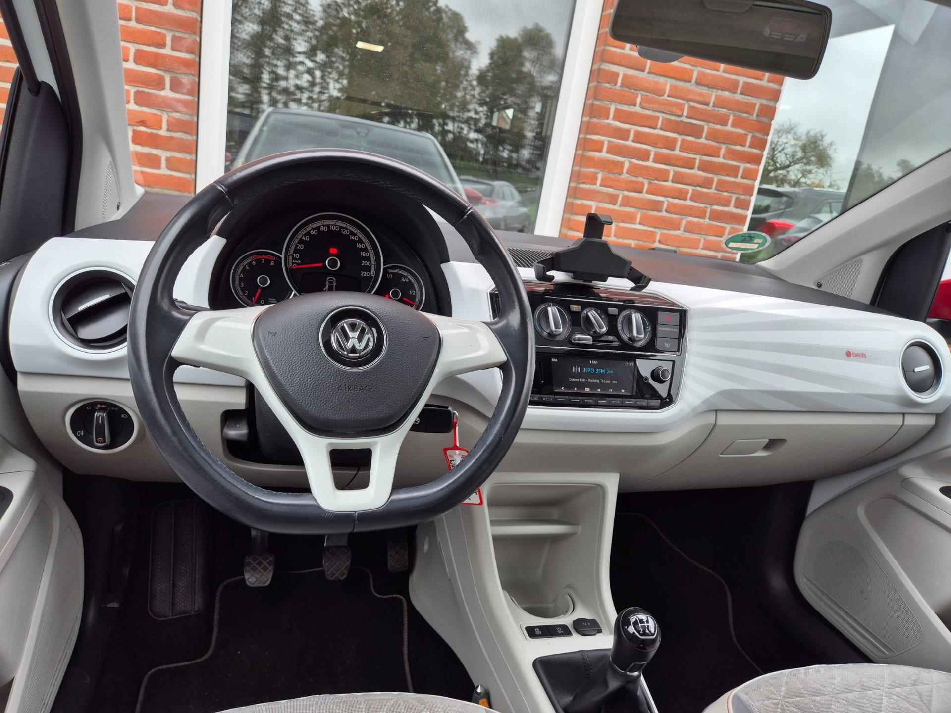 Volkswagen Up! 1.0 BMT up! beats 75PK 5drs airco, cruise, navi, pdc, lmv, dab RIJKLAAR - 10/19