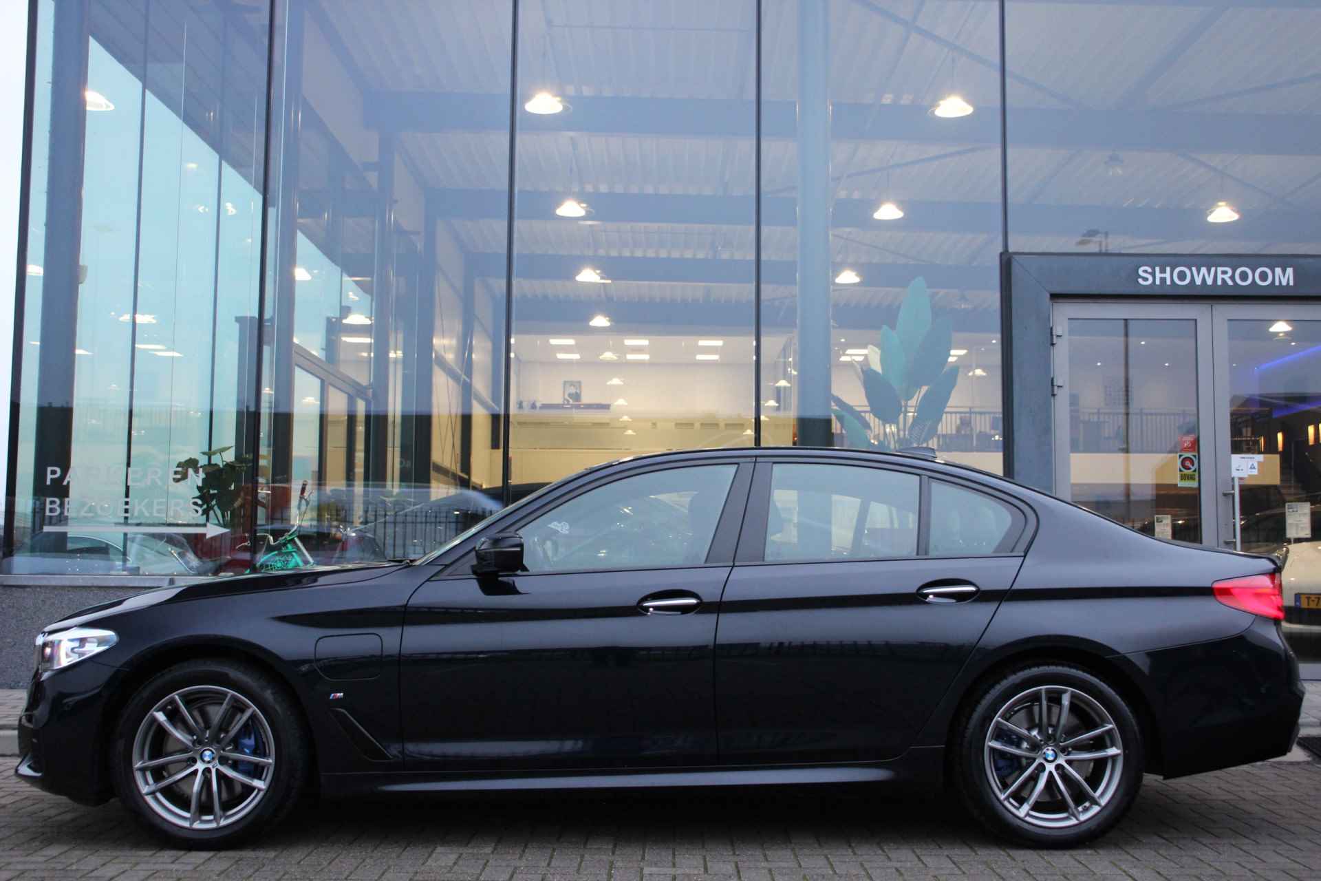 BMW 5 Serie 530e iPerformance Executive | M-Sport | Dealeronderhouden | Orig. NL - 39/42