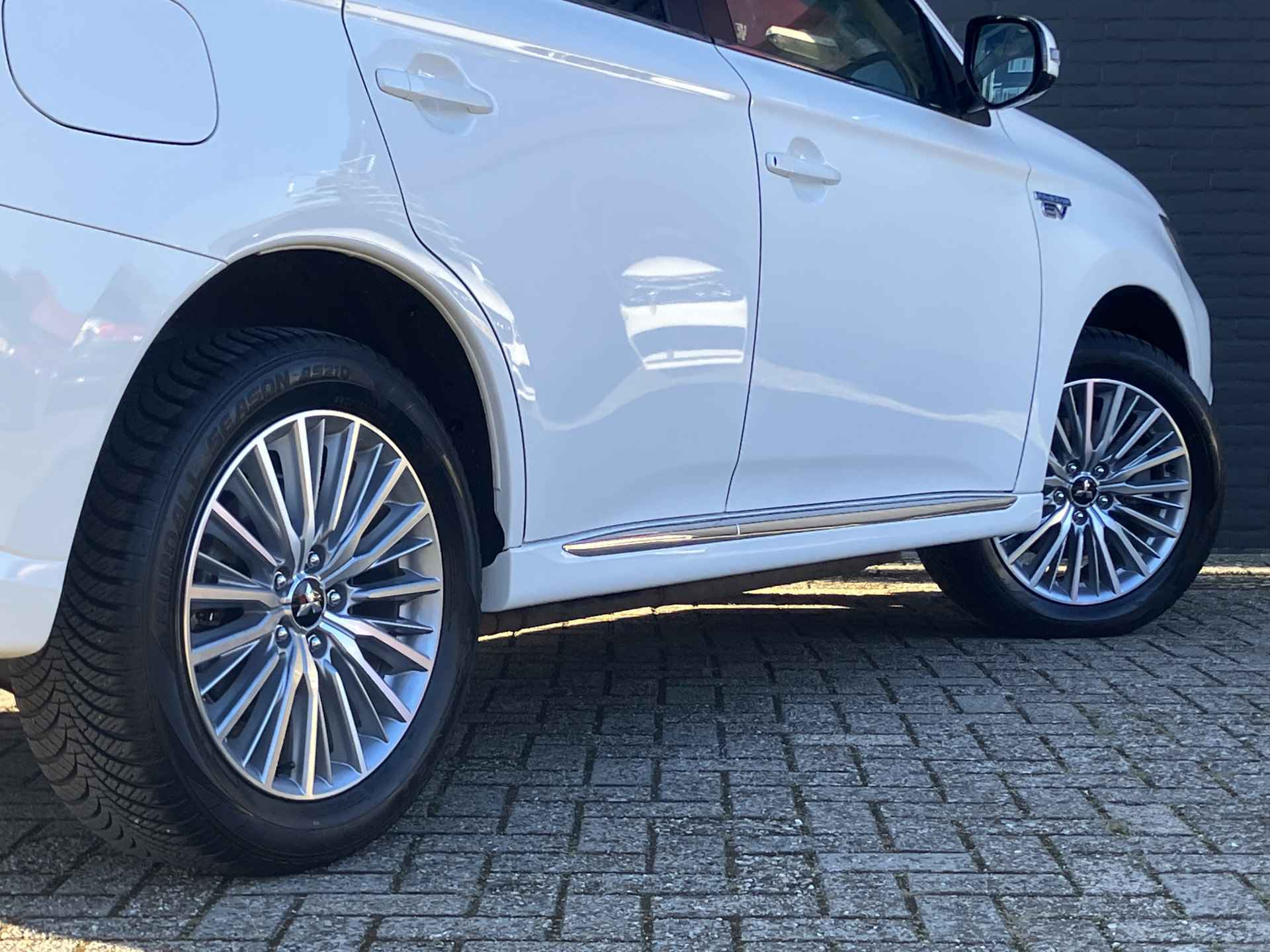 Mitsubishi Outlander 2.4 PHEV Intense 225 pk 4WD AUT. | 1e eigenaar | dealer onderhouden | navi | alcantara | elektr. v. stoel | carplay - 11/38