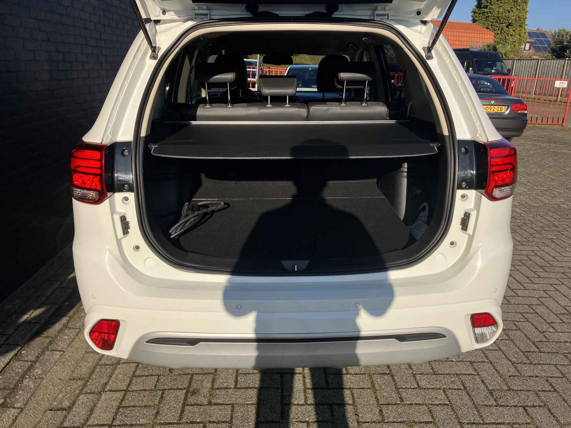 Mitsubishi Outlander 2.4 PHEV Intense 225 pk 4WD AUT. | 1e eigenaar | dealer onderhouden | navi | alcantara | elektr. v. stoel | carplay - 22/38