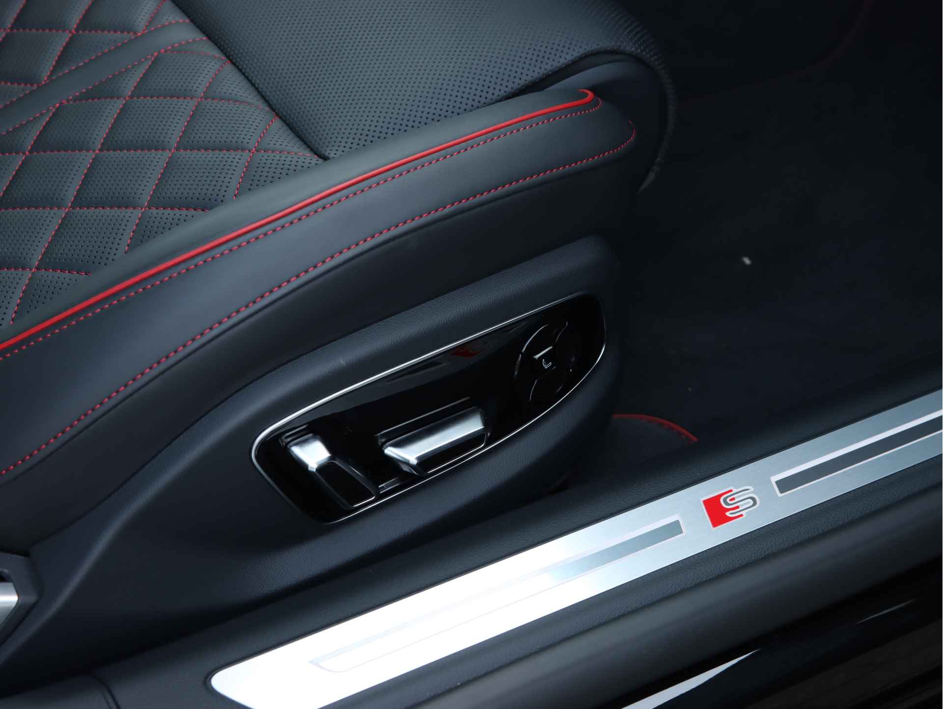 Audi S8 4.0 TFSI Quattro 571pk | B&O | Pano | TV | Vierwielsturing | Servo | Alcantara hemel | Head-up | Stoelventilatie-/massage v+a | Digital Matrix-LED - 26/47