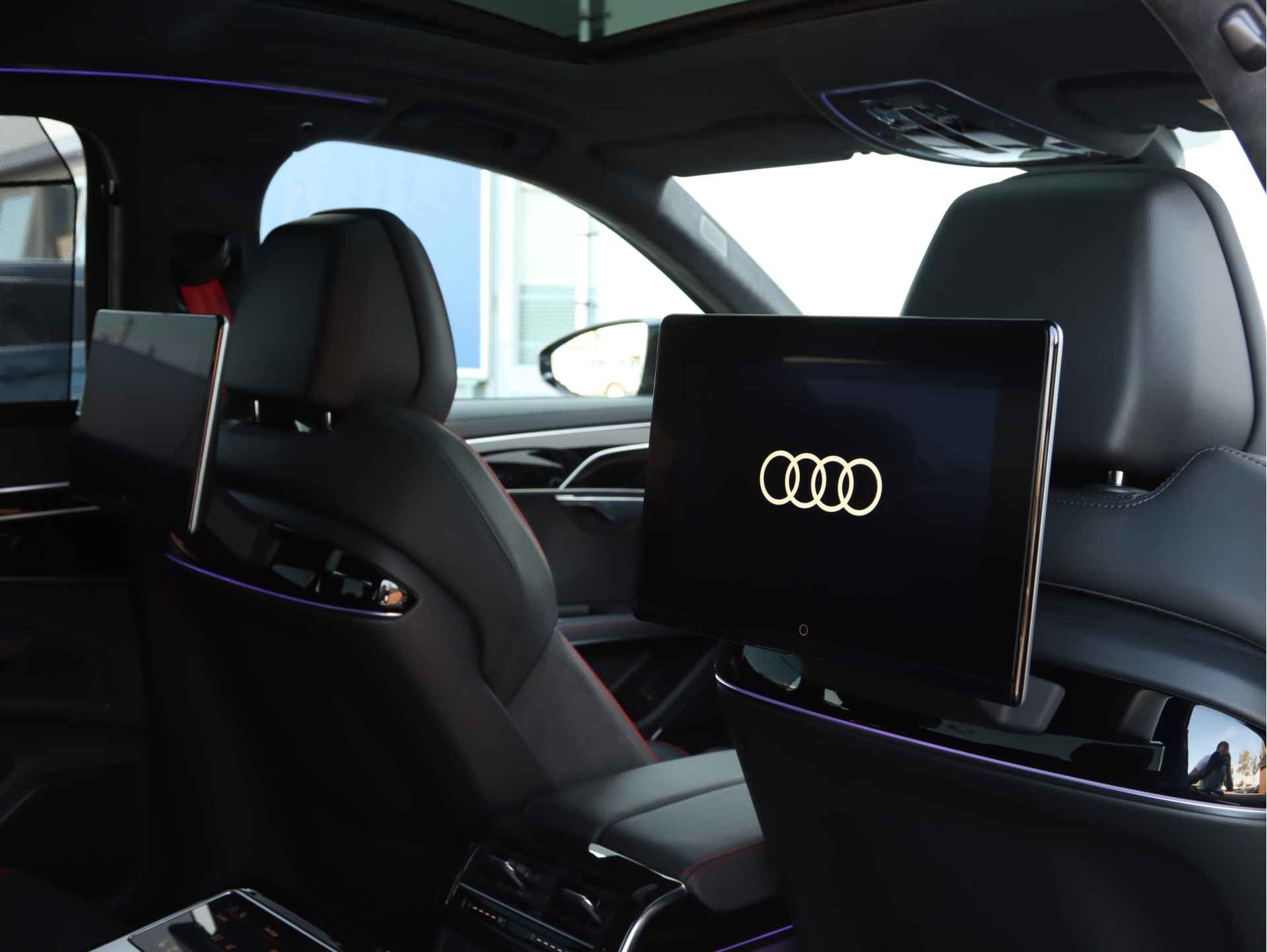Audi S8 4.0 TFSI Quattro 571pk | B&O | Pano | TV | Vierwielsturing | Servo | Alcantara hemel | Head-up | Stoelventilatie-/massage v+a | Digital Matrix-LED - 34/47