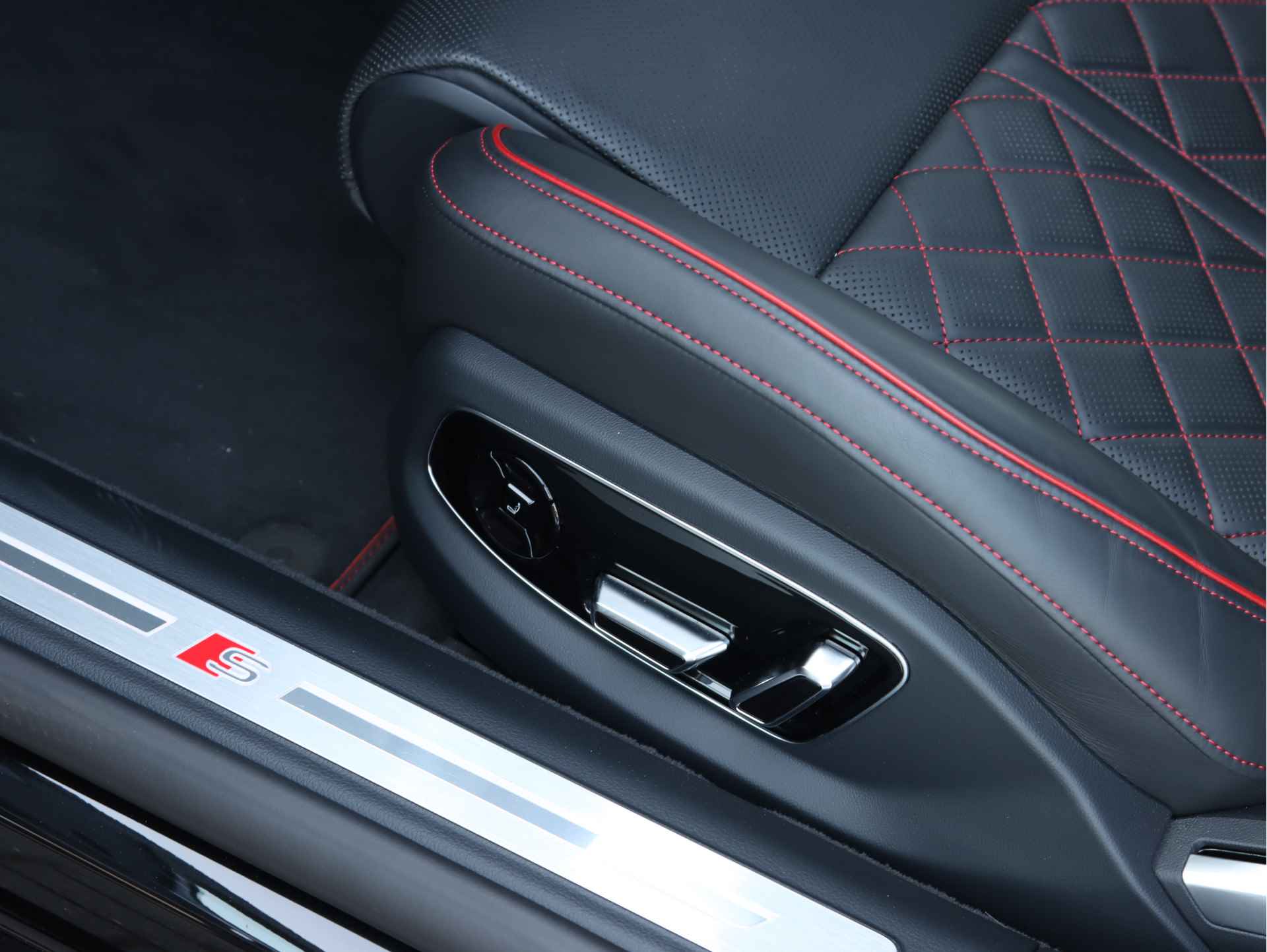 Audi S8 4.0 TFSI Quattro 571pk | B&O | Pano | TV | Vierwielsturing | Servo | Alcantara hemel | Head-up | Stoelventilatie-/massage v+a | Digital Matrix-LED - 36/47
