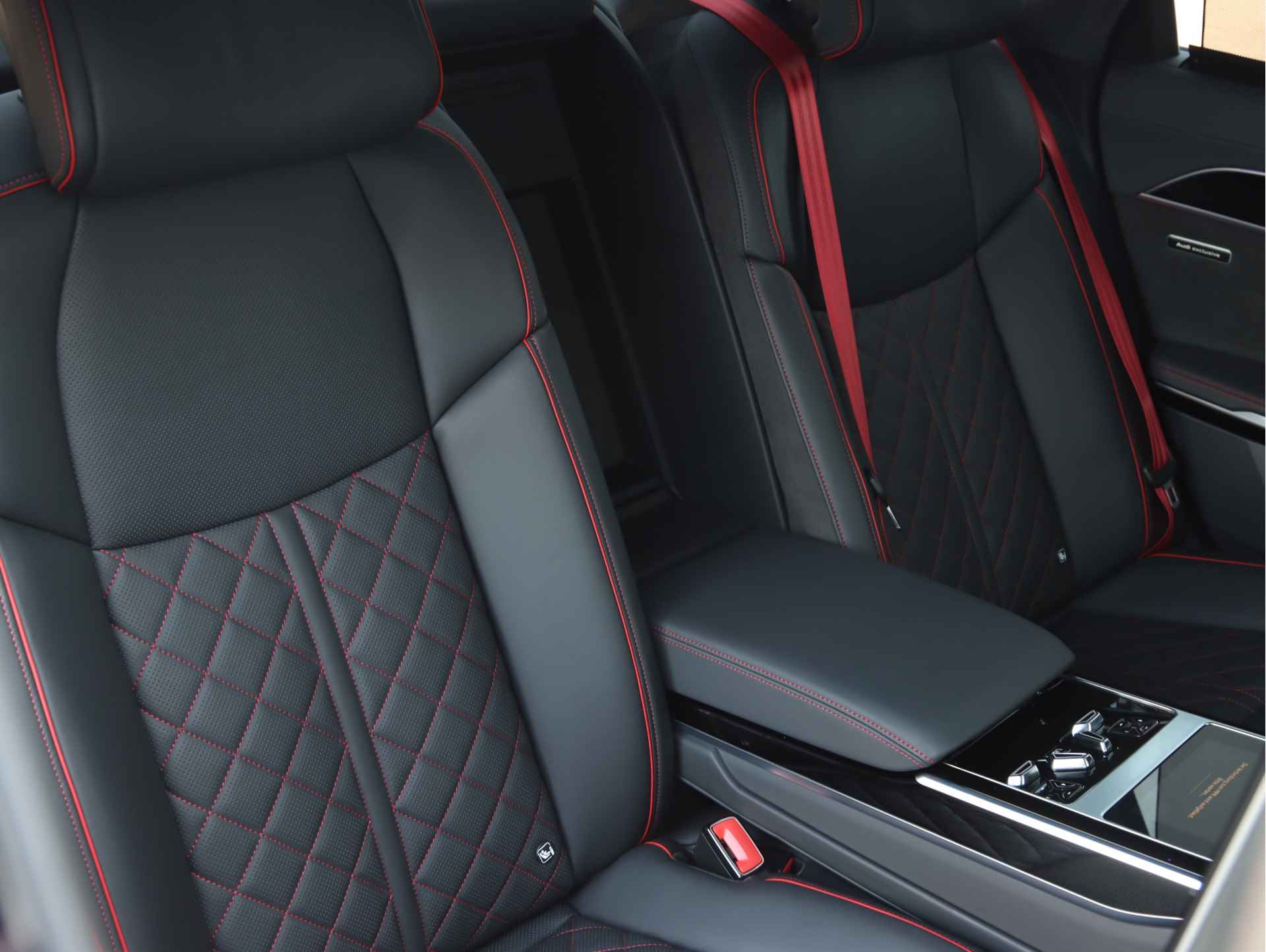 Audi S8 4.0 TFSI Quattro 571pk | B&O | Pano | TV | Vierwielsturing | Servo | Alcantara hemel | Head-up | Stoelventilatie-/massage v+a | Digital Matrix-LED - 39/47