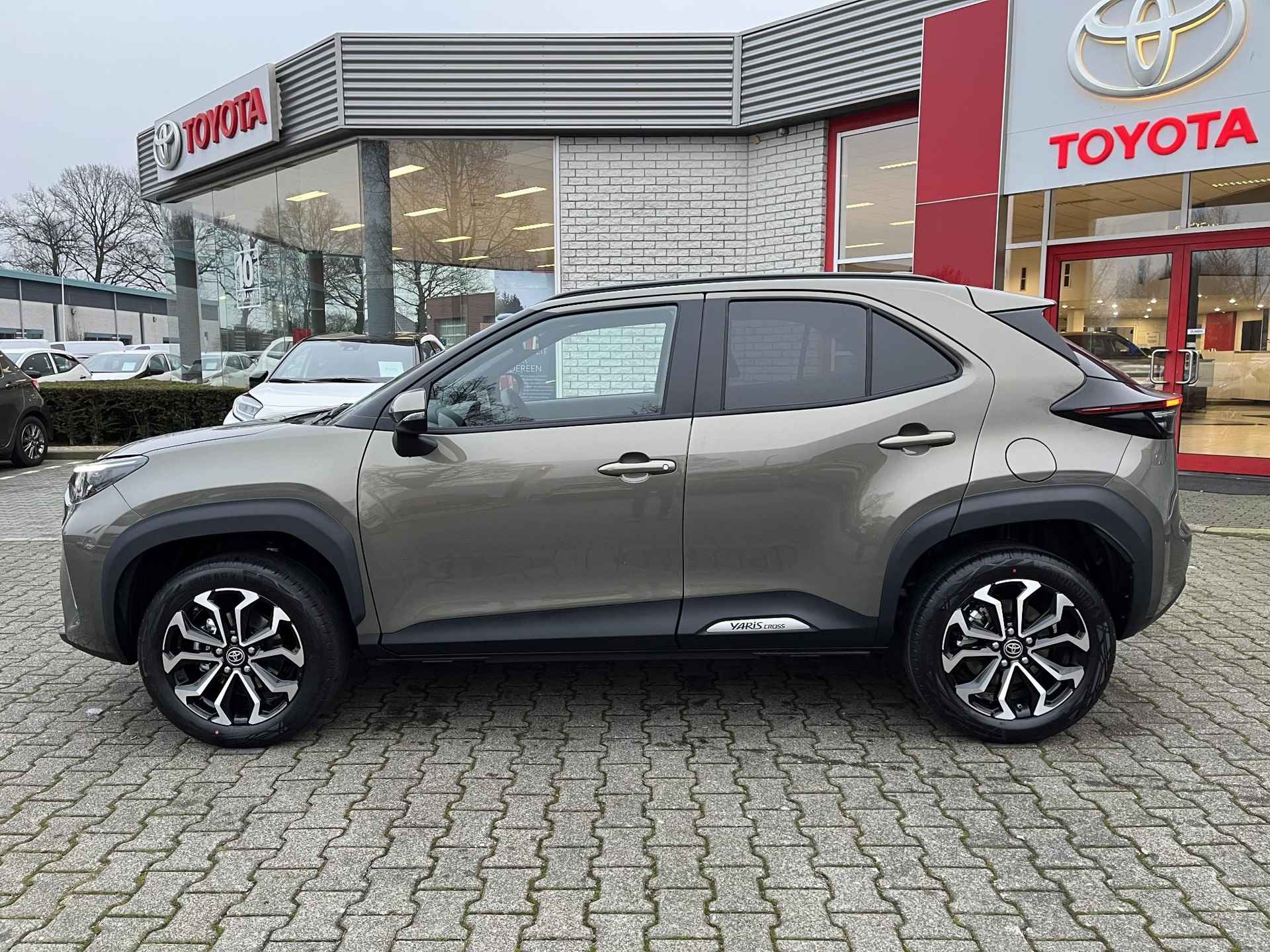 Toyota Yaris Cross 1.5 HYBRID 115 FIRST EDITION NIEUW & DIRECT LEVERBAAR!!! COMFORT-PACK STOEL/STUUR/VOORRUITVERW BLIND-SPOT PARK-SENSOREN APPLE/ANDROID KEYLESS LED 17" LM-VELGEN NL-AUTO - 2/29