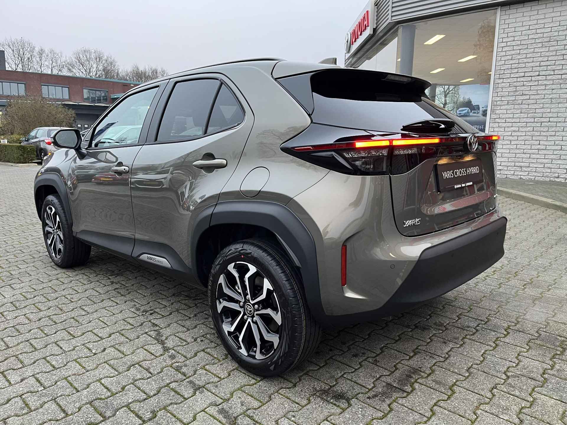 Toyota Yaris Cross 1.5 HYBRID 115 FIRST EDITION NIEUW & DIRECT LEVERBAAR!!! COMFORT-PACK STOEL/STUUR/VOORRUITVERW BLIND-SPOT PARK-SENSOREN APPLE/ANDROID KEYLESS LED 17" LM-VELGEN NL-AUTO - 3/29