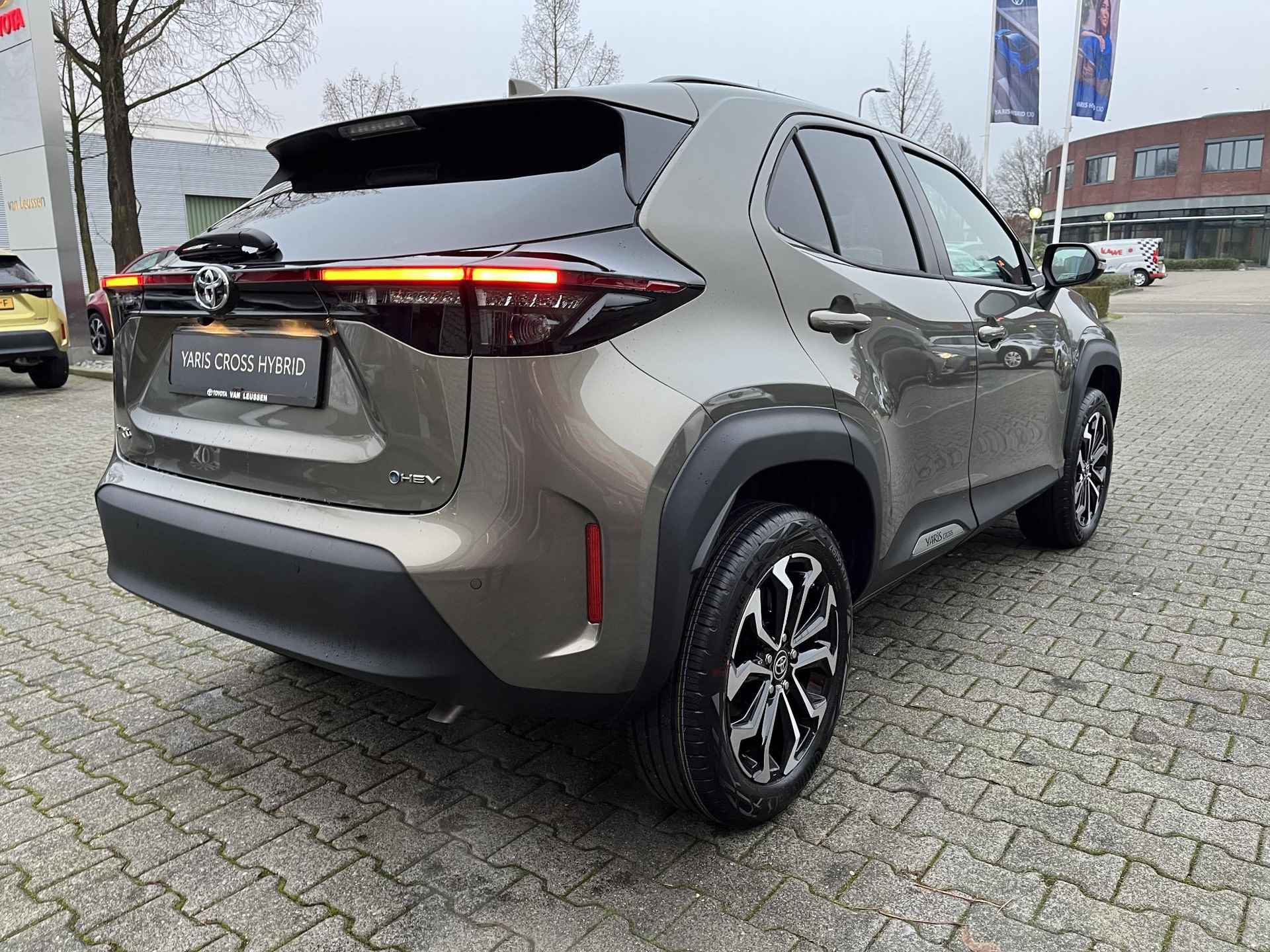 Toyota Yaris Cross 1.5 HYBRID 115 FIRST EDITION NIEUW & DIRECT LEVERBAAR!!! COMFORT-PACK STOEL/STUUR/VOORRUITVERW BLIND-SPOT PARK-SENSOREN APPLE/ANDROID KEYLESS LED 17" LM-VELGEN NL-AUTO - 5/29