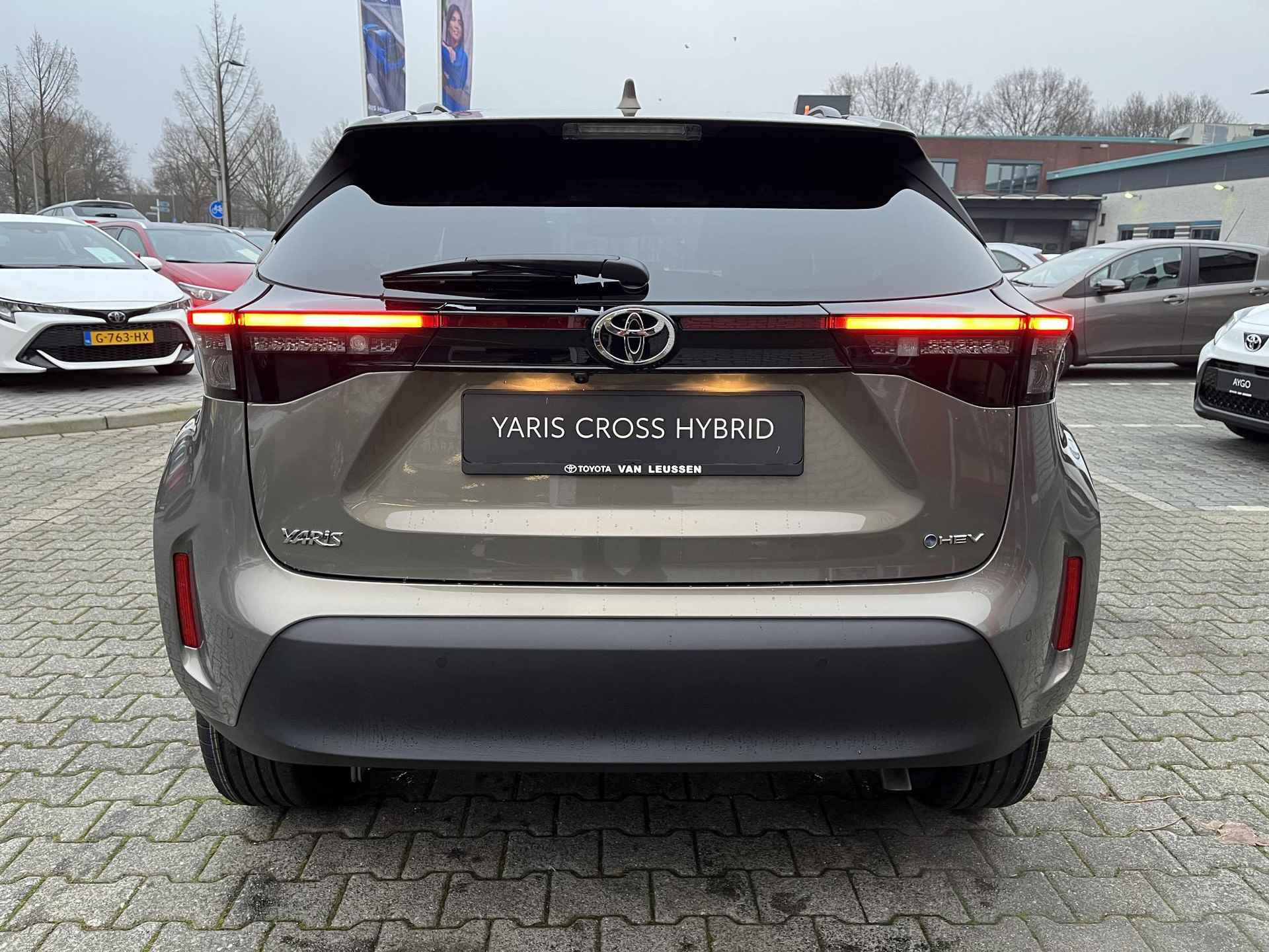 Toyota Yaris Cross 1.5 HYBRID 115 FIRST EDITION NIEUW & DIRECT LEVERBAAR!!! COMFORT-PACK STOEL/STUUR/VOORRUITVERW BLIND-SPOT PARK-SENSOREN APPLE/ANDROID KEYLESS LED 17" LM-VELGEN NL-AUTO - 6/29