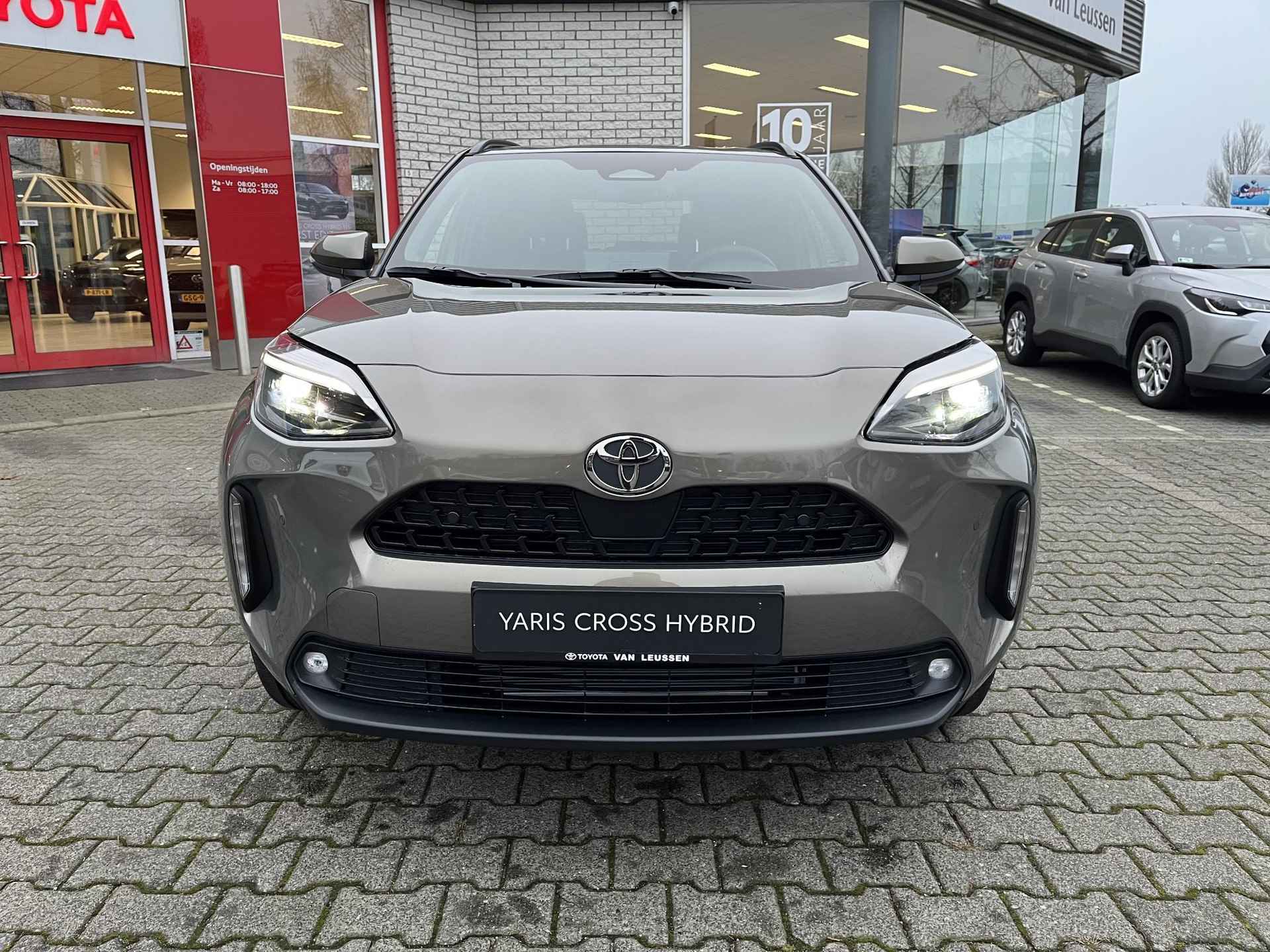 Toyota Yaris Cross 1.5 HYBRID 115 FIRST EDITION NIEUW & DIRECT LEVERBAAR!!! COMFORT-PACK STOEL/STUUR/VOORRUITVERW BLIND-SPOT PARK-SENSOREN APPLE/ANDROID KEYLESS LED 17" LM-VELGEN NL-AUTO - 7/29