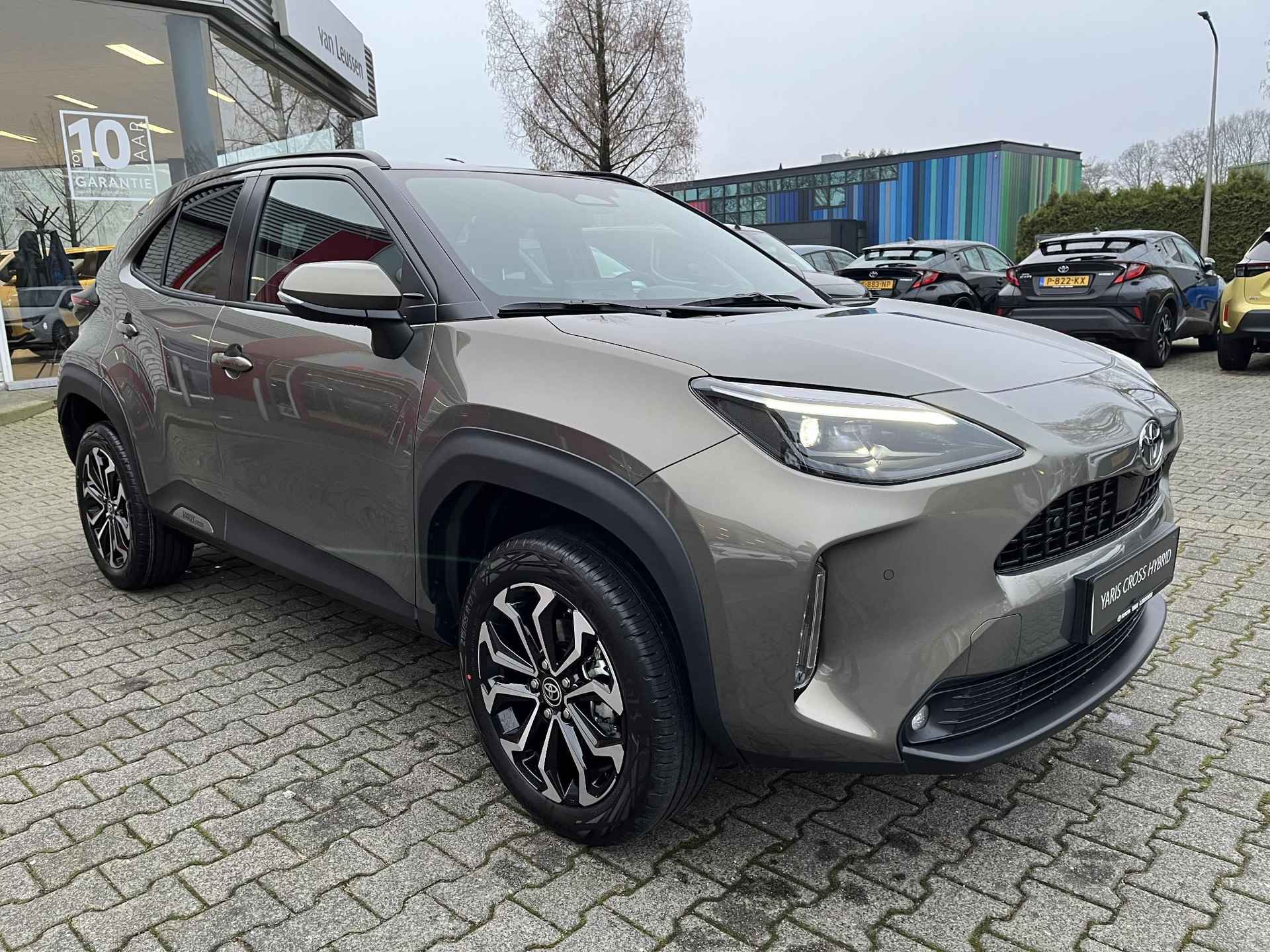 Toyota Yaris Cross 1.5 HYBRID 115 FIRST EDITION NIEUW & DIRECT LEVERBAAR!!! COMFORT-PACK STOEL/STUUR/VOORRUITVERW BLIND-SPOT PARK-SENSOREN APPLE/ANDROID KEYLESS LED 17" LM-VELGEN NL-AUTO - 8/29