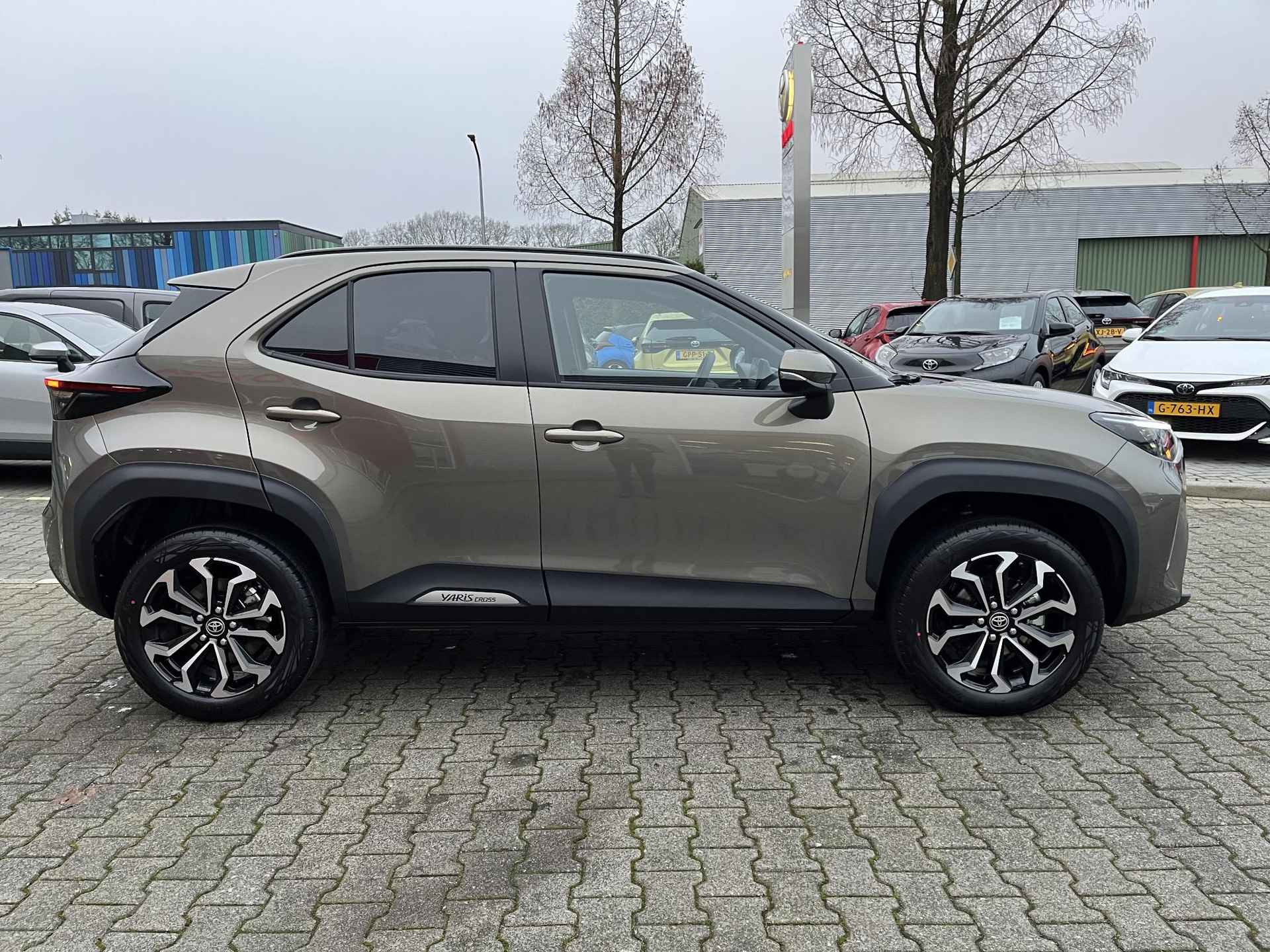 Toyota Yaris Cross 1.5 HYBRID 115 FIRST EDITION NIEUW & DIRECT LEVERBAAR!!! COMFORT-PACK STOEL/STUUR/VOORRUITVERW BLIND-SPOT PARK-SENSOREN APPLE/ANDROID KEYLESS LED 17" LM-VELGEN NL-AUTO - 9/29