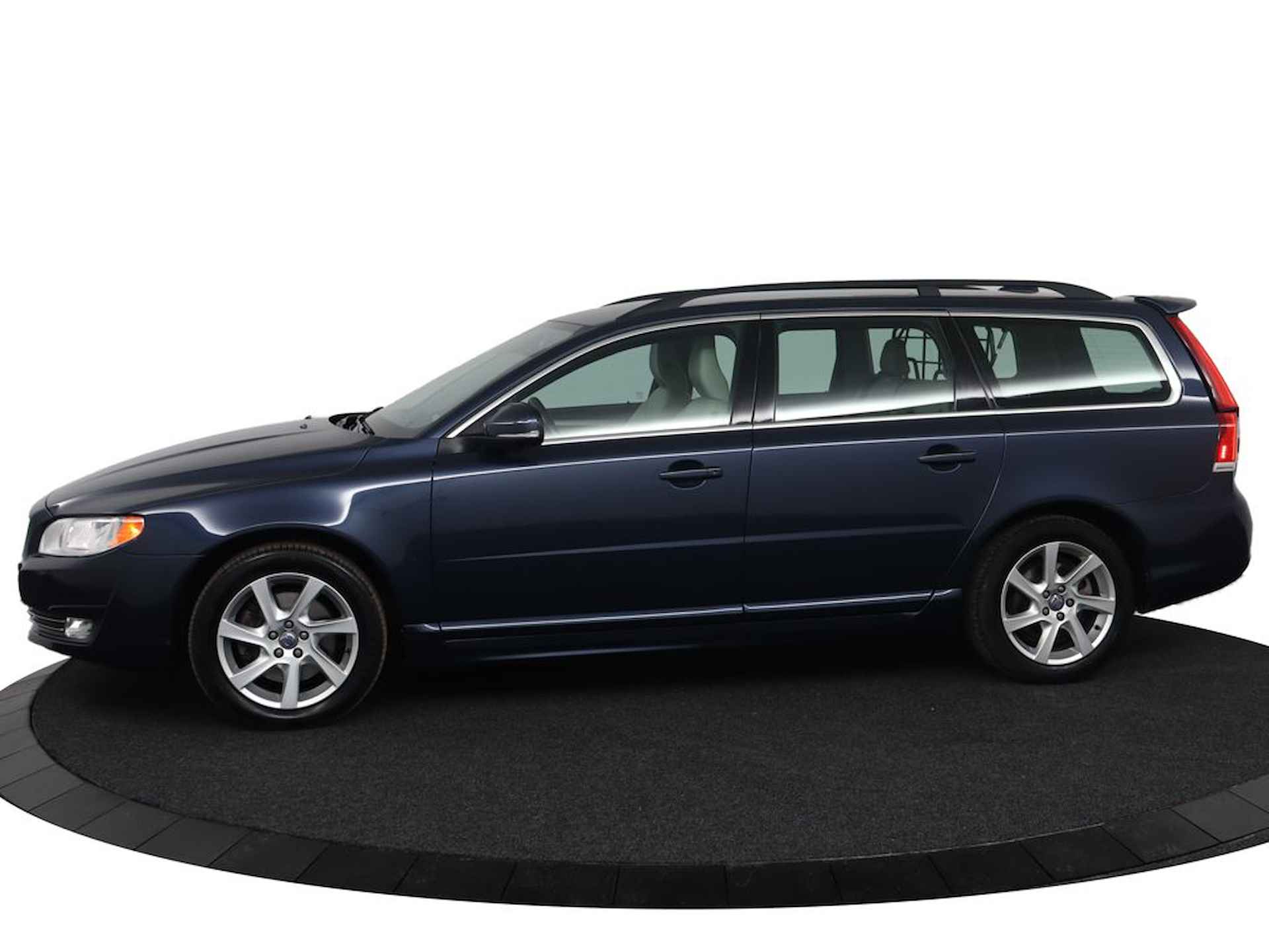 Volvo V70 2.0 T5 Nordic+ | Stoelverwarming | Lederen interieur | Parkeersensoren achter | - 13/50