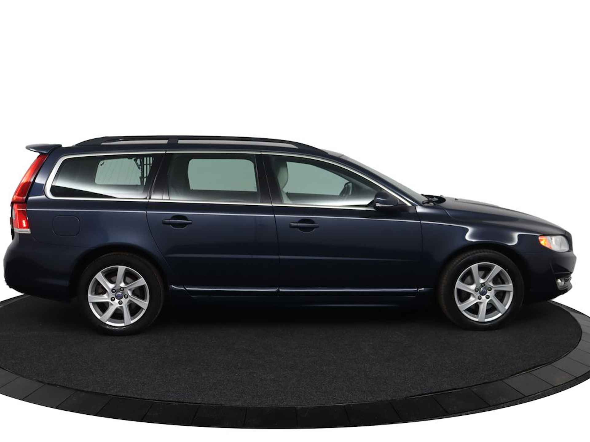 Volvo V70 2.0 T5 Nordic+ | Stoelverwarming | Lederen interieur | Parkeersensoren achter | - 14/50