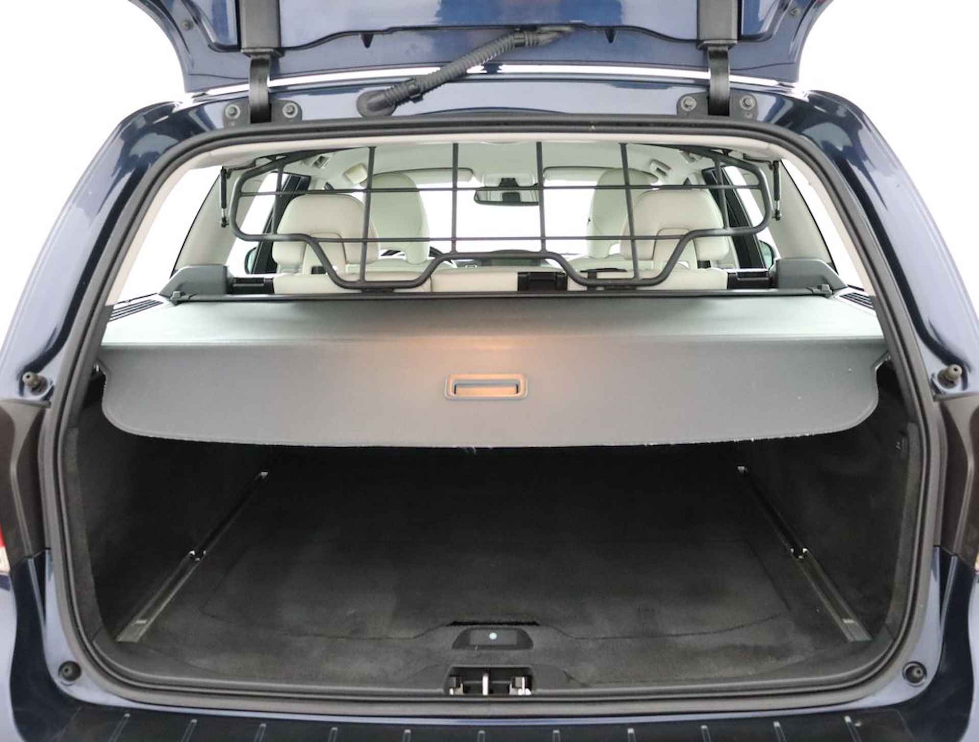 Volvo V70 2.0 T5 Nordic+ | Stoelverwarming | Lederen interieur | Parkeersensoren achter | - 20/50