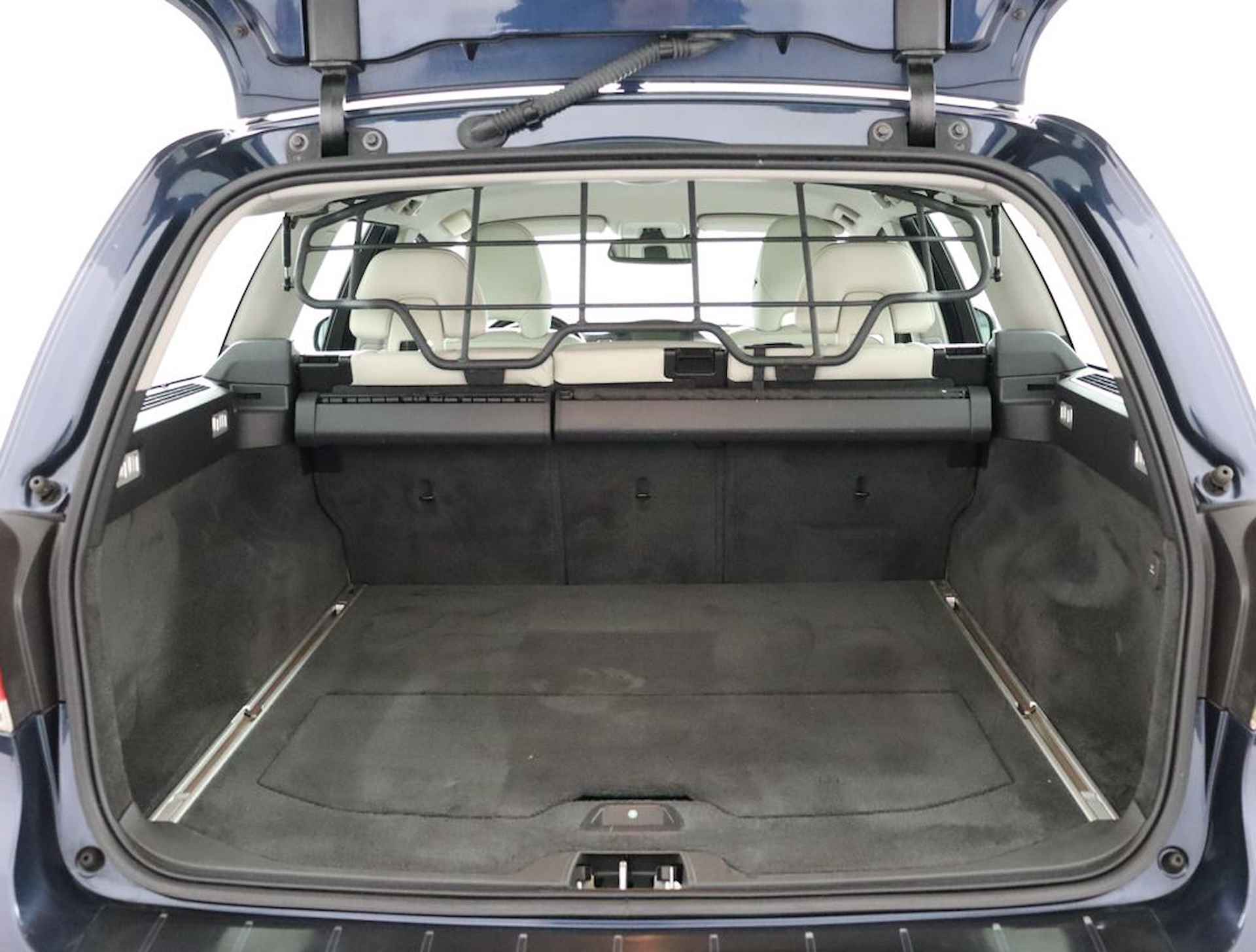 Volvo V70 2.0 T5 Nordic+ | Stoelverwarming | Lederen interieur | Parkeersensoren achter | - 21/50