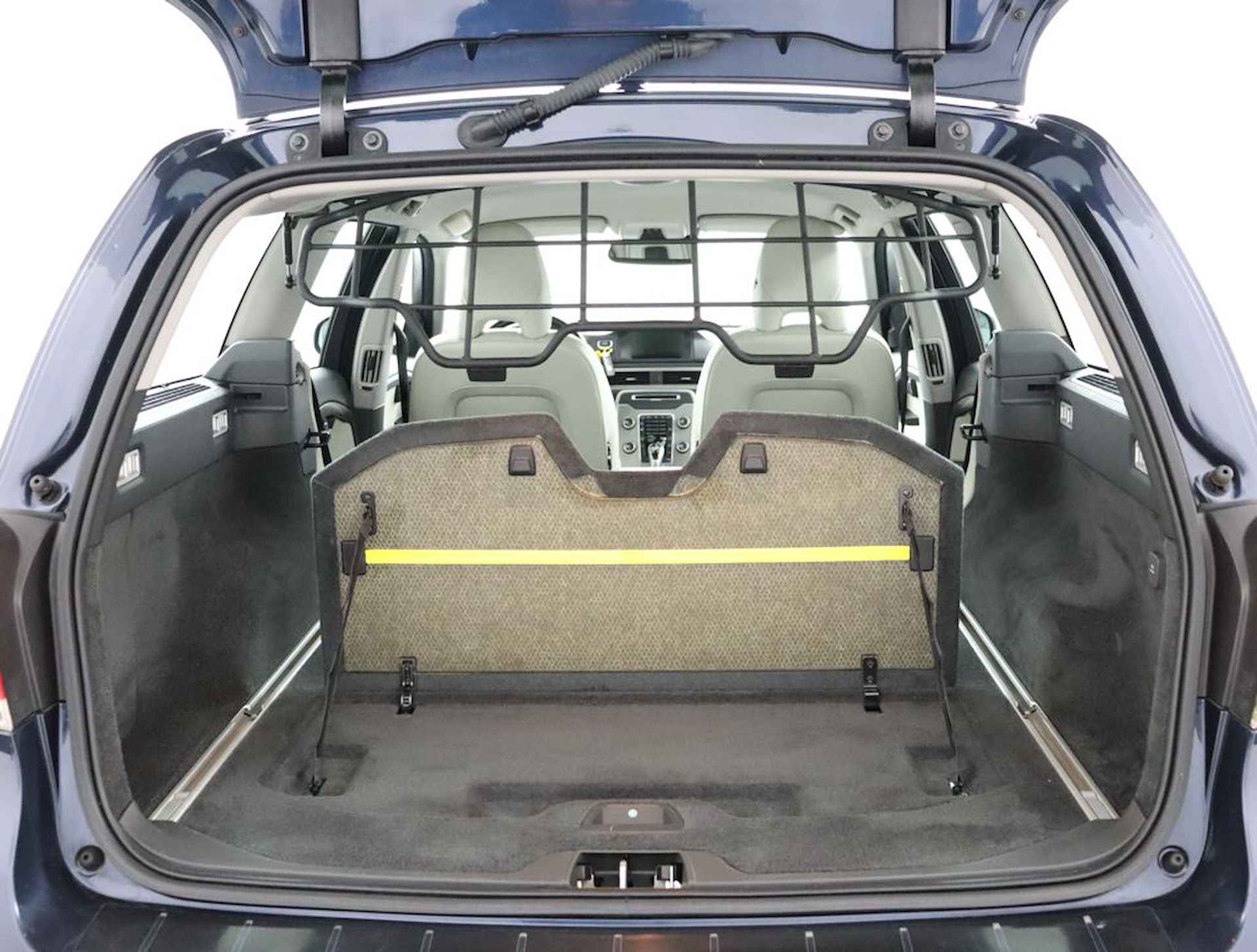 Volvo V70 2.0 T5 Nordic+ | Stoelverwarming | Lederen interieur | Parkeersensoren achter | - 33/50