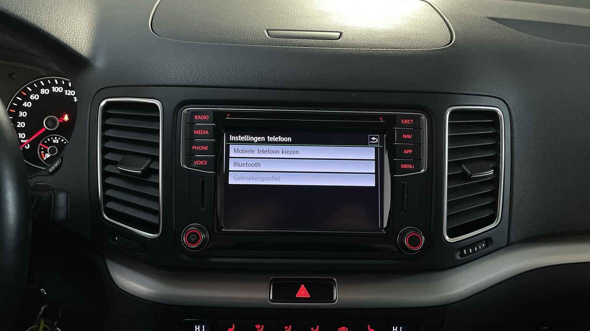 Volkswagen Sharan 1.4 TSI 150pk DSG 7p Exclusive Series Navigatie Parkeersensoren Stoelverwarming - 24/27