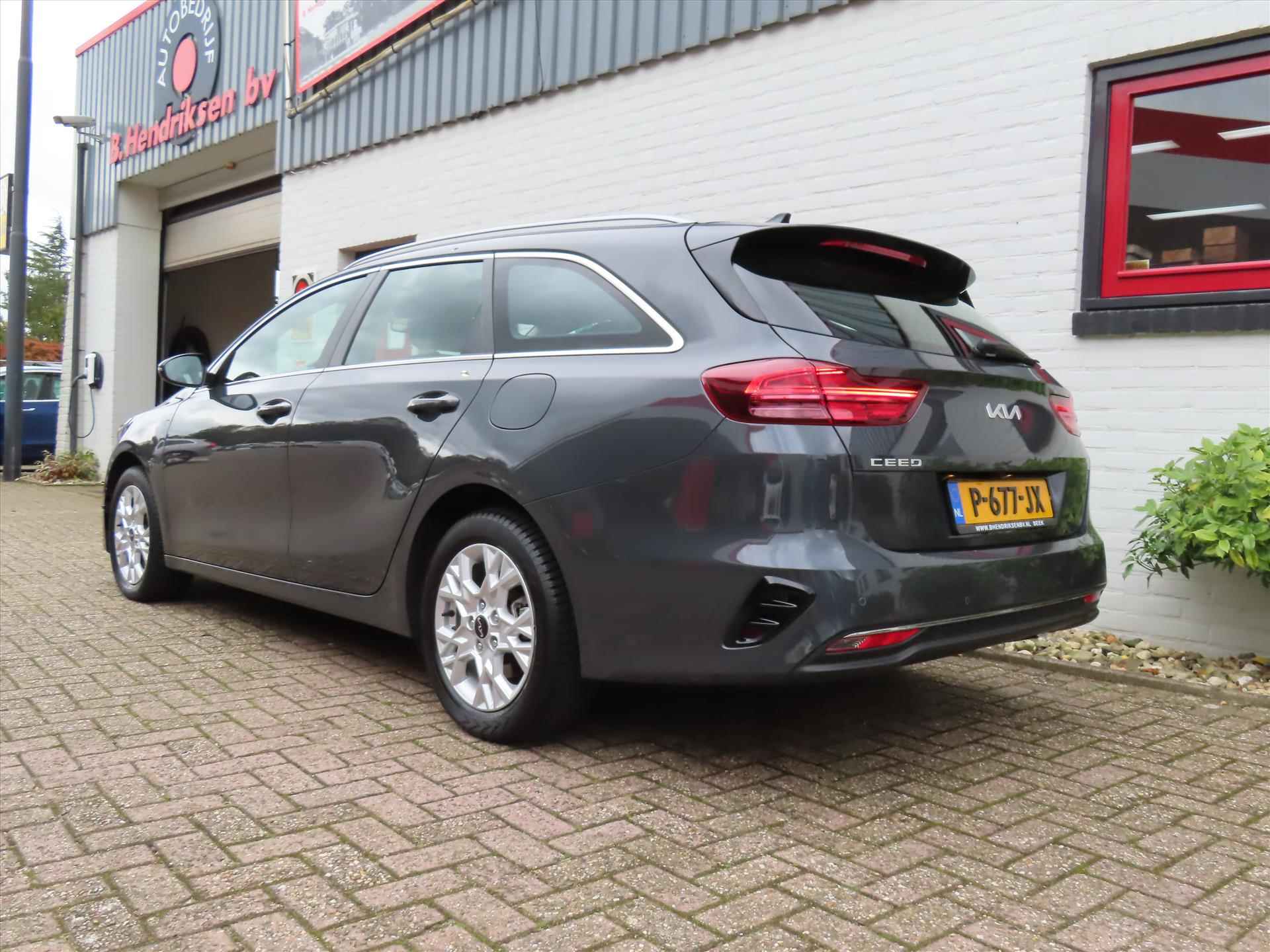 Kia Ceed Sw 1.0 T-GDi 120pk DynamicLine/ All season banden/ DAB/ Apple Carplay/ Navigatie/ Camera achter/ Led koplampen/ 1 Eigenaar/ Origineel NL/ NAP - 43/45