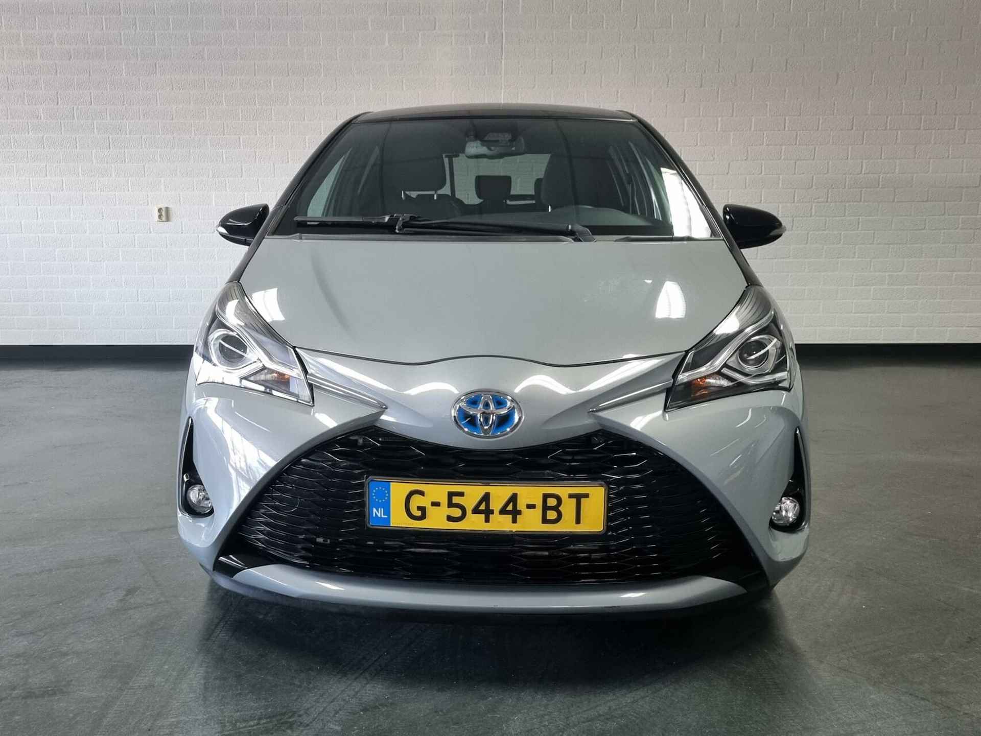 Toyota Yaris 1.5 Hybrid Bi-Tone Limited / NAV - 2/69