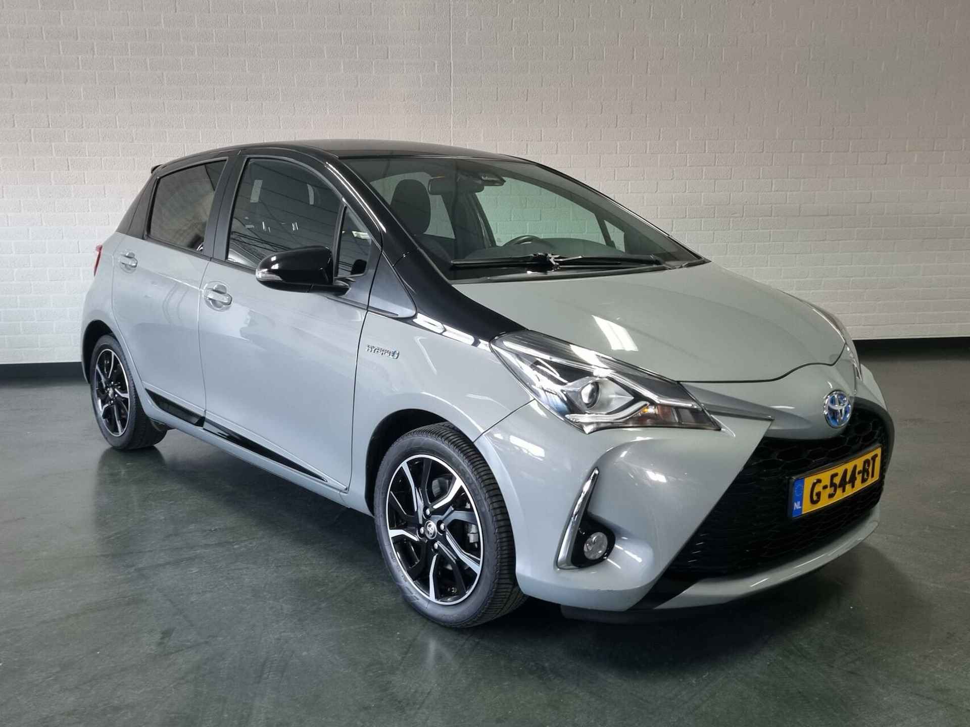 Toyota Yaris 1.5 Hybrid Bi-Tone Limited / NAV - 3/69