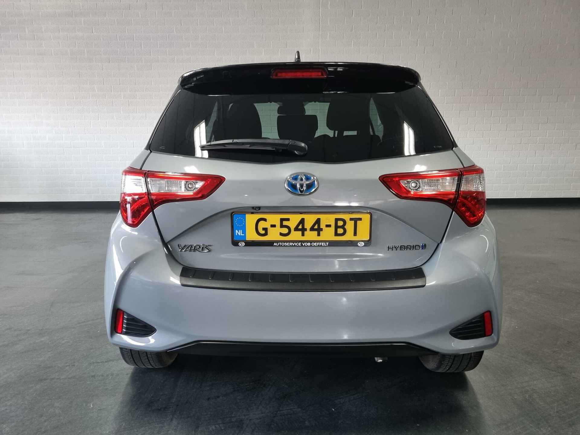 Toyota Yaris 1.5 Hybrid Bi-Tone Limited / NAV - 5/69