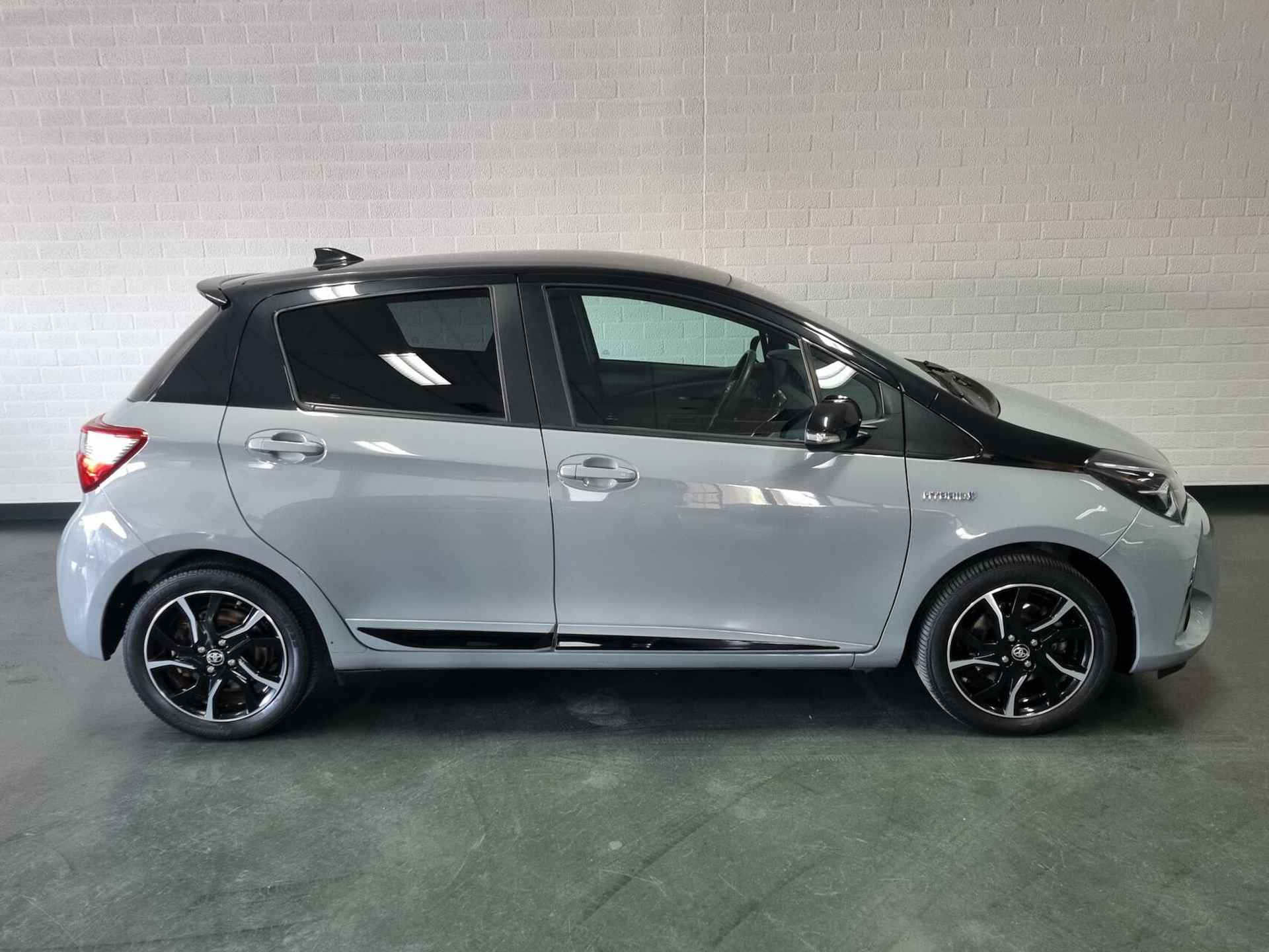 Toyota Yaris 1.5 Hybrid Bi-Tone Limited / NAV - 6/69