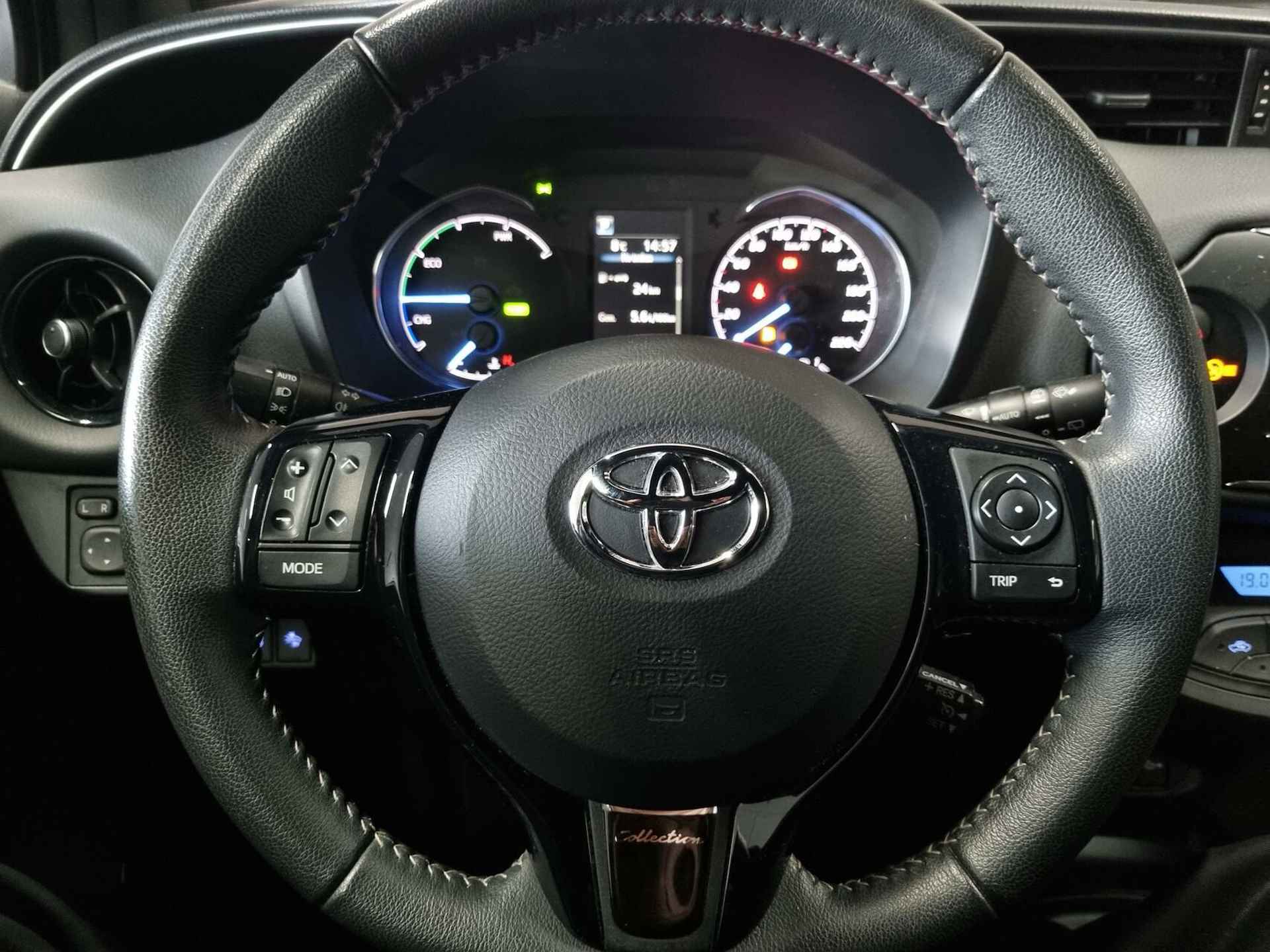 Toyota Yaris 1.5 Hybrid Bi-Tone Limited / NAV - 30/69