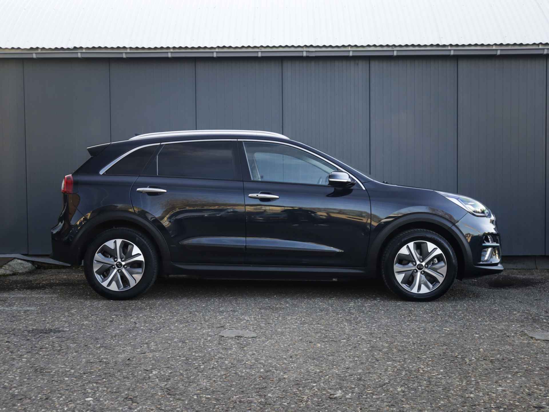 Kia e-Niro ExecutiveLine 64 kWh (204 PK) 1e-Eig, Dealer-Onderh, 12-Mnd-BOVAG, NL-Auto, Leer, Trekhaak, Navigatie/Apple-Carplay/Android-Auto, Adaptieve-Cruisecontrol, Keyless-Entry/Start, Achteruitrijcamera, Parkeersensoren-V+A, Stoe Voorstoelen-Gevent., Premium-Audio, DAB, Stuurverwarming, Licht-ZIcht-Pakket, Lm- Velgen-17Inch, Privacy-Glas - 4/38