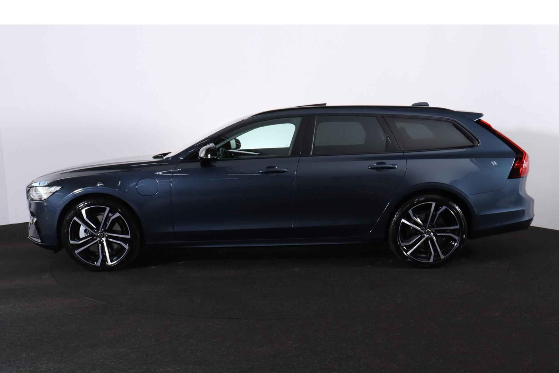 Volvo V90 T6 Recharge AWD Ultimate Dark - Luchtvering - Panorama/schuifdak - IntelliSafe Assist & Surround - 360° Camera - Harman/Kardon audio - Verwarmde voorstoelen, stuur & achterbank - Parkeersensoren voor & achter - Elektr. bedienb. voorstoelen met geheugen - Head up display - Extra getint glas - Elektr. inklapbare trekhaak - 20' LMV - 3/28