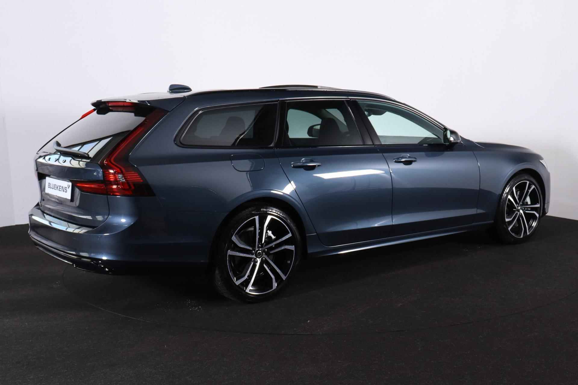 Volvo V90 T6 Recharge AWD Ultimate Dark - Luchtvering - Panorama/schuifdak - IntelliSafe Assist & Surround - 360° Camera - Harman/Kardon audio - Verwarmde voorstoelen, stuur & achterbank - Parkeersensoren voor & achter - Elektr. bedienb. voorstoelen met geheugen - Head up display - Extra getint glas - Elektr. inklapbare trekhaak - 20' LMV - 5/28