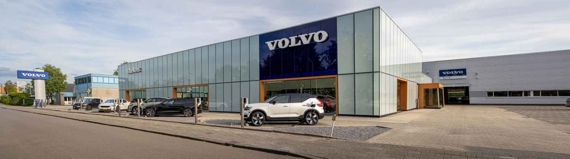 Volvo V90 T6 Recharge AWD Ultimate Dark - Luchtvering - Panorama/schuifdak - IntelliSafe Assist & Surround - 360° Camera - Harman/Kardon audio - Verwarmde voorstoelen, stuur & achterbank - Parkeersensoren voor & achter - Elektr. bedienb. voorstoelen met geheugen - Head up display - Extra getint glas - Elektr. inklapbare trekhaak - 20' LMV - 28/28