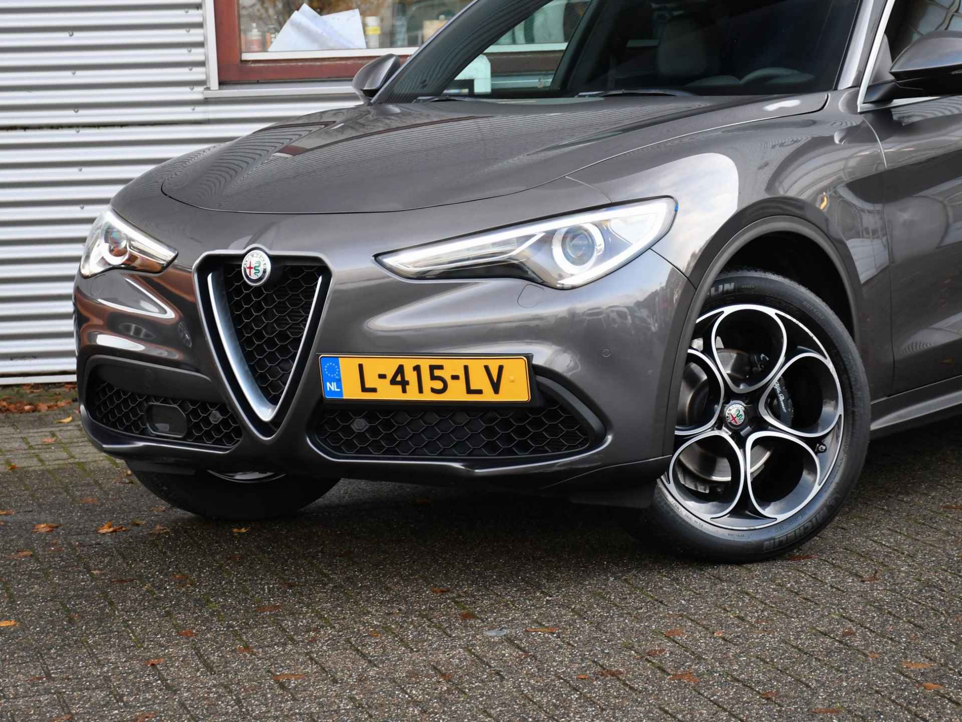 Alfa Romeo Stelvio B-Tech 2.0 Turbo 280pk AWD Automaat 20''LM | PDC + CAM. | DODE HOEK | STOELVERW. VOOR & ACHTER | LEDER | DAB | FLIPPERS - 2/45