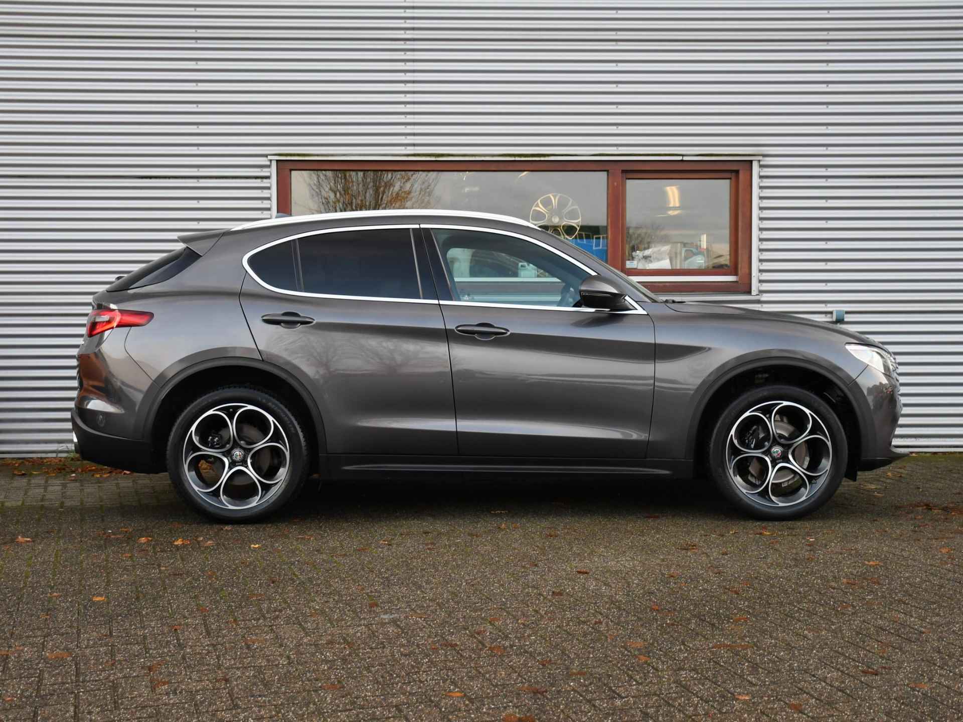 Alfa Romeo Stelvio B-Tech 2.0 Turbo 280pk AWD Automaat 20''LM | PDC + CAM. | DODE HOEK | STOELVERW. VOOR & ACHTER | LEDER | DAB | FLIPPERS - 3/45