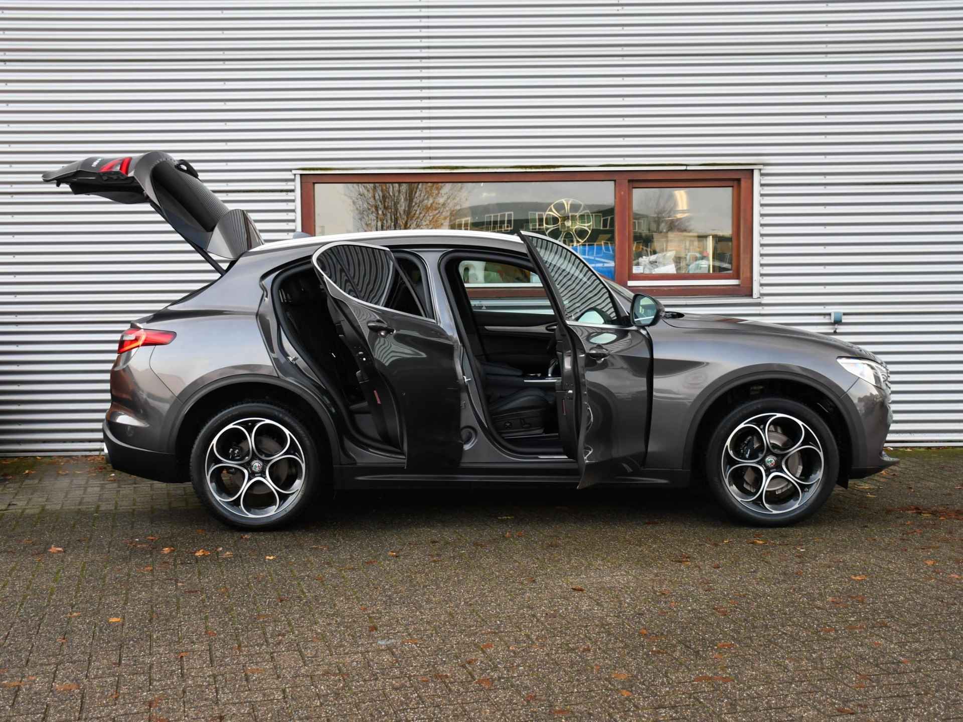 Alfa Romeo Stelvio B-Tech 2.0 Turbo 280pk AWD Automaat 20''LM | PDC + CAM. | DODE HOEK | STOELVERW. VOOR & ACHTER | LEDER | DAB | FLIPPERS - 41/45