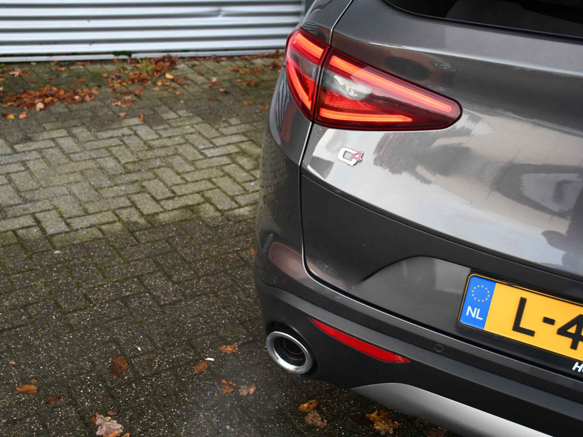 Alfa Romeo Stelvio B-Tech 2.0 Turbo 280pk AWD Automaat 20''LM | PDC + CAM. | DODE HOEK | STOELVERW. VOOR & ACHTER | LEDER | DAB | FLIPPERS - 42/45