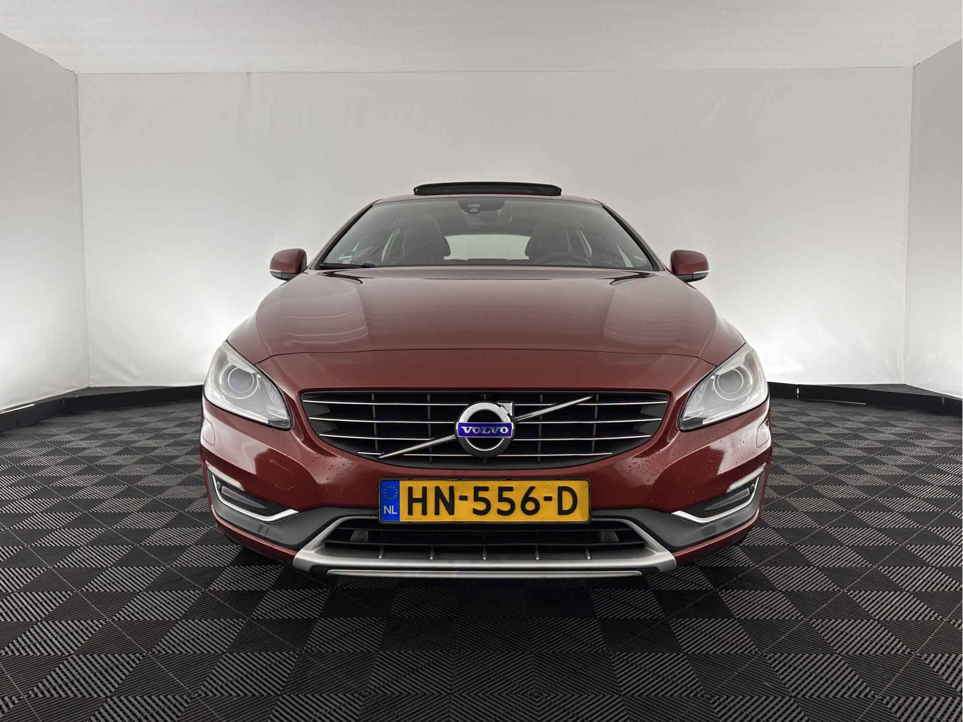 Volvo V60 2.4 D6 Twin Engine R-Design-Sport-Pack [ AIRCO-DEFECT ] Aut. *PANO | FULL-LEATHER | XENON | SPORT-SEATS | NAVI-FULLMAP | CAMERA |  ECC | PDC | CRUISE | MEMORY-PACK | TOWBAR | 18''ALU* - 2/30