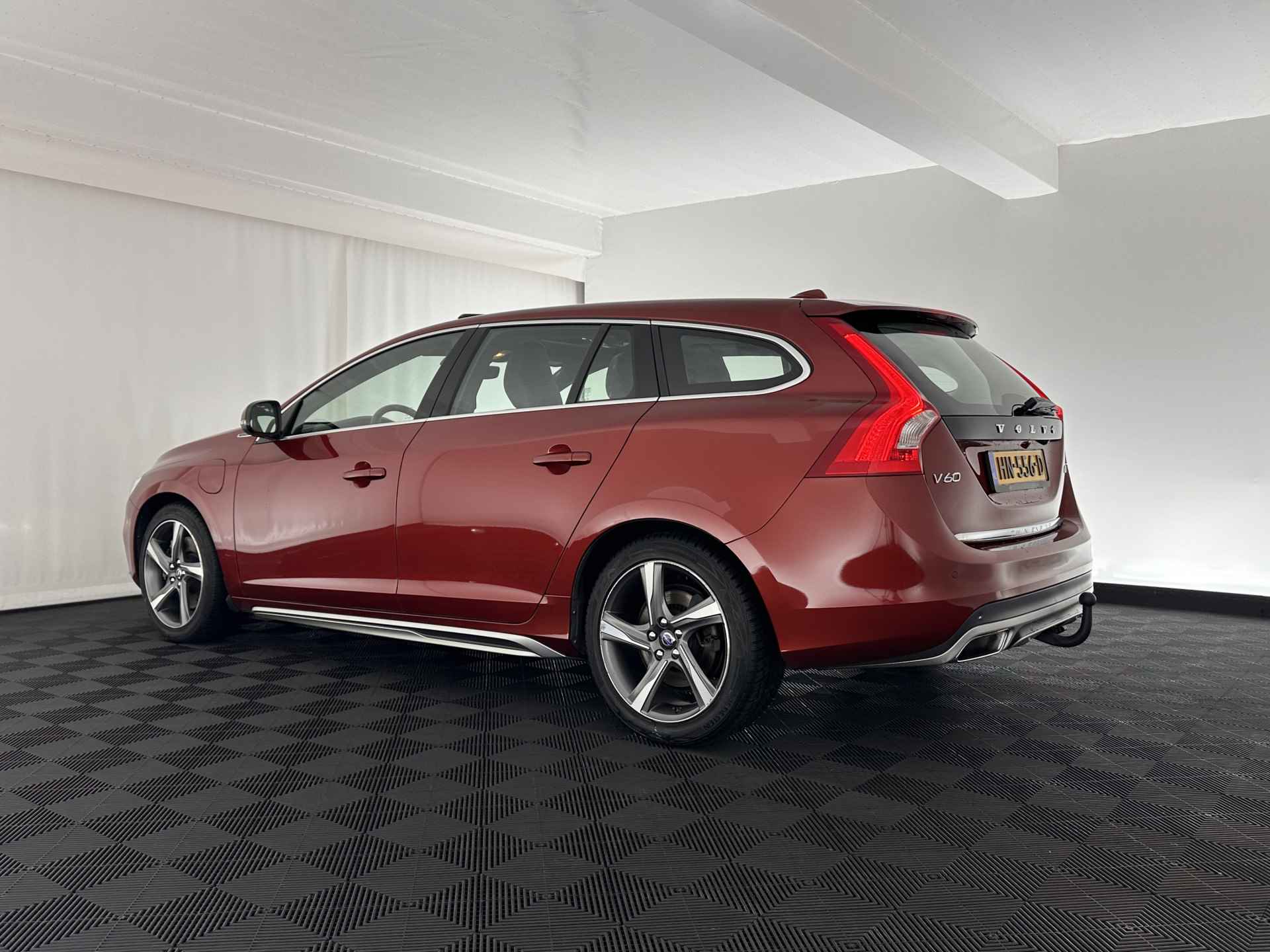 Volvo V60 2.4 D6 Twin Engine R-Design-Sport-Pack [ AIRCO-DEFECT ] Aut. *PANO | FULL-LEATHER | XENON | SPORT-SEATS | NAVI-FULLMAP | CAMERA |  ECC | PDC | CRUISE | MEMORY-PACK | TOWBAR | 18''ALU* - 4/30