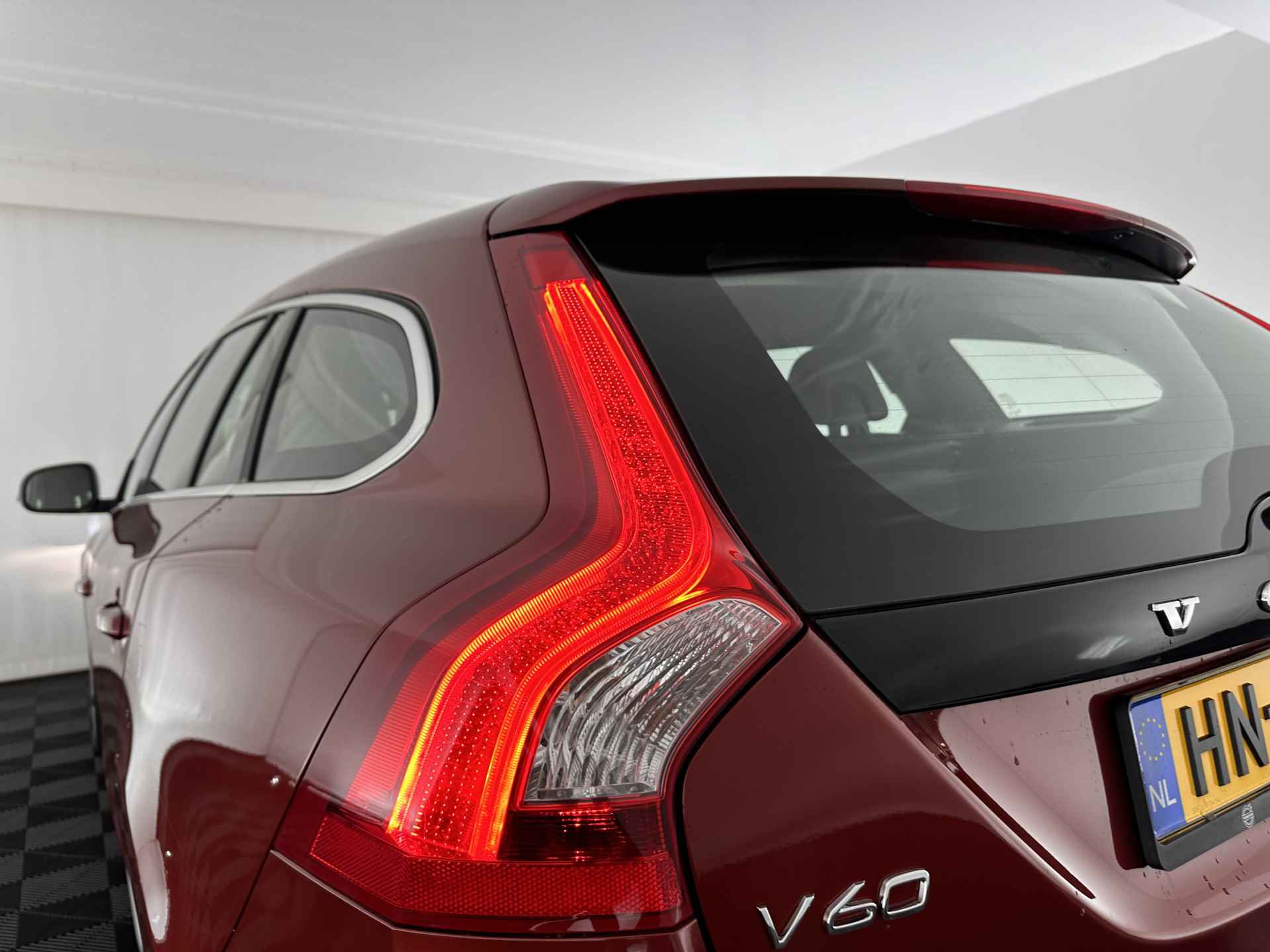 Volvo V60 2.4 D6 Twin Engine R-Design-Sport-Pack [ AIRCO-DEFECT ] Aut. *PANO | FULL-LEATHER | XENON | SPORT-SEATS | NAVI-FULLMAP | CAMERA |  ECC | PDC | CRUISE | MEMORY-PACK | TOWBAR | 18''ALU* - 26/30