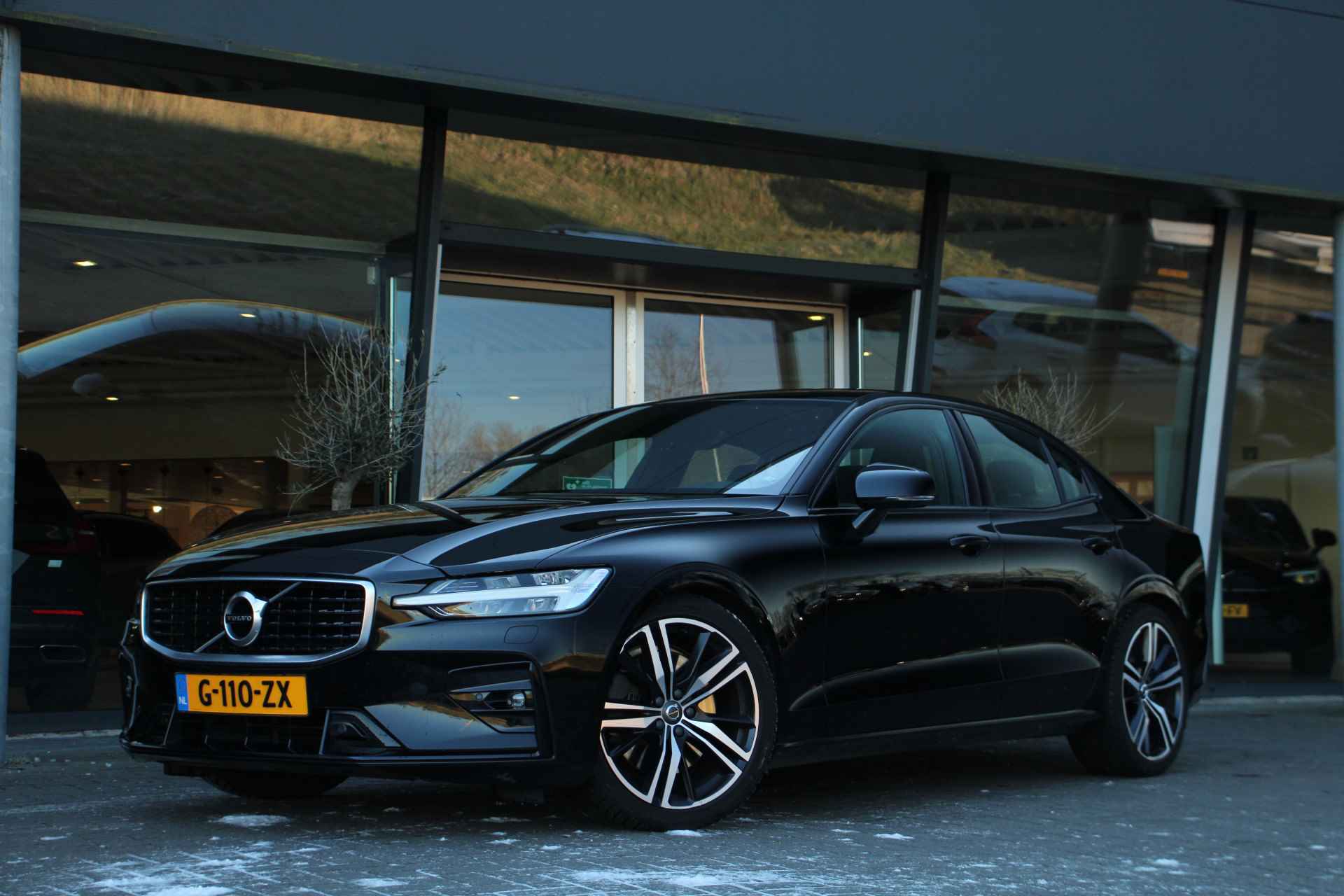 Volvo S60 T5 R-Design (Intro Edition) | Adaptive Cruise | Standkachel | Camera | Sportonderstel | Sportstoelen | 19-Inch