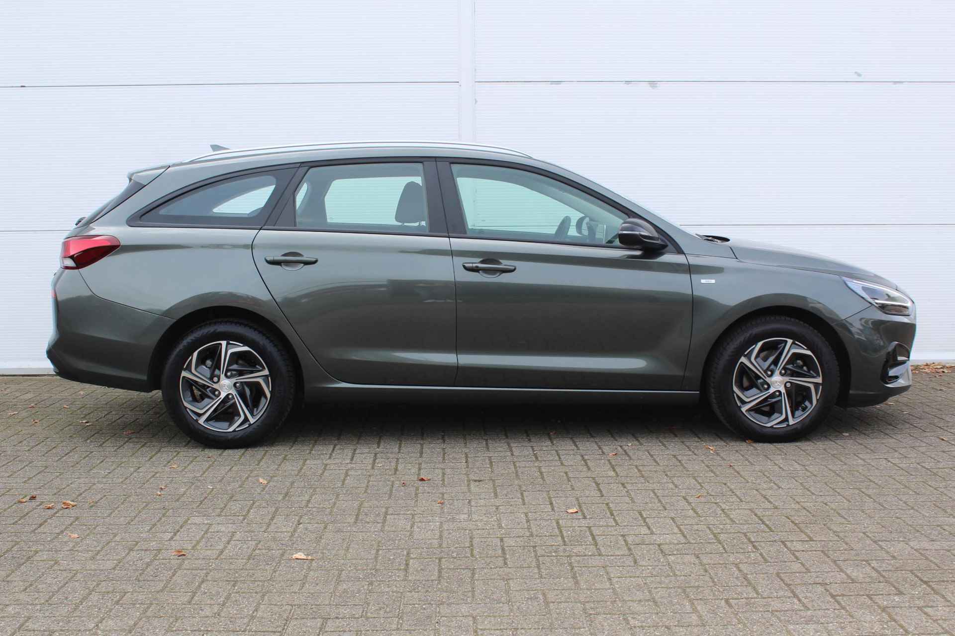 Hyundai i30 Wagon 1.0 T-GDi MHEV Comfort Smart AUTOMAAT / Navigatie + Apple Carplay/Android Auto / Cruise Control / Achteruitrijcamera / Climate Control / Keyless Entry & Start / - 17/43