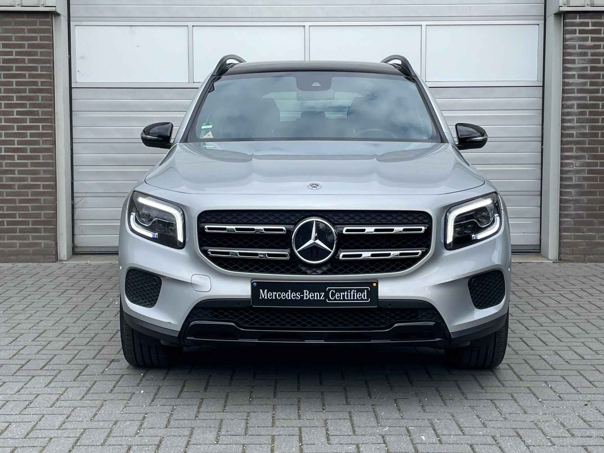 Mercedes-Benz GLB 200 Luxury Line | Premium Pakket | Nightpakket | Panoramadak | MULTIBEAM LED koplampen | Trekhaak | Apple CarPlay | Android Auto | Sfeerverlichting | Stoelverwarming | Achteruitrijcamera | Showmodel SALE - 4/26