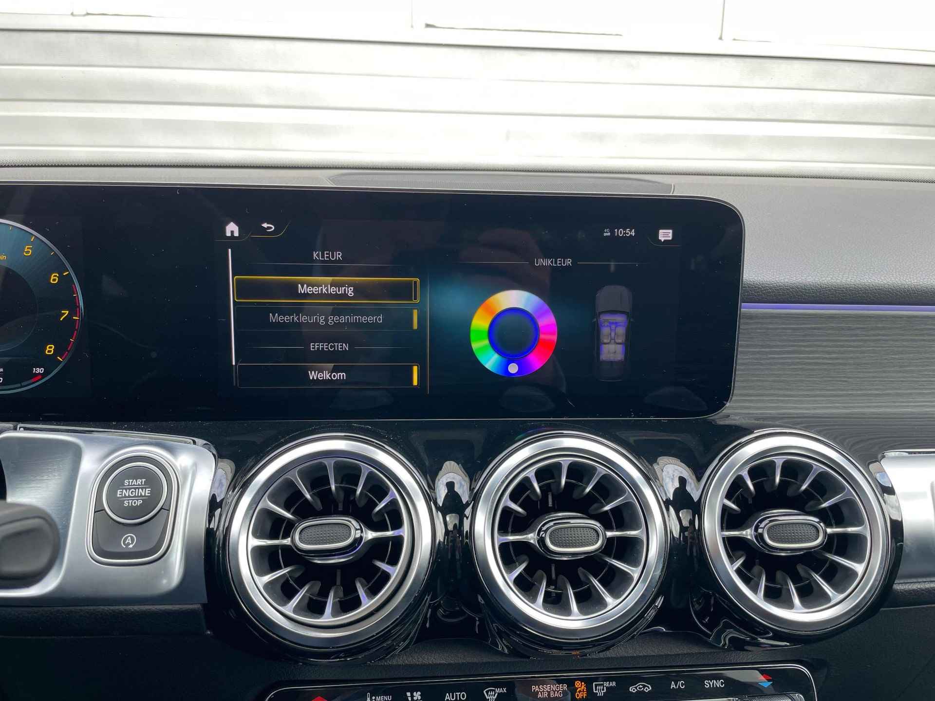 Mercedes-Benz GLB 200 Luxury Line | Premium Pakket | Nightpakket | Panoramadak | MULTIBEAM LED koplampen | Trekhaak | Apple CarPlay | Android Auto | Sfeerverlichting | Stoelverwarming | Achteruitrijcamera | Showmodel SALE - 24/26