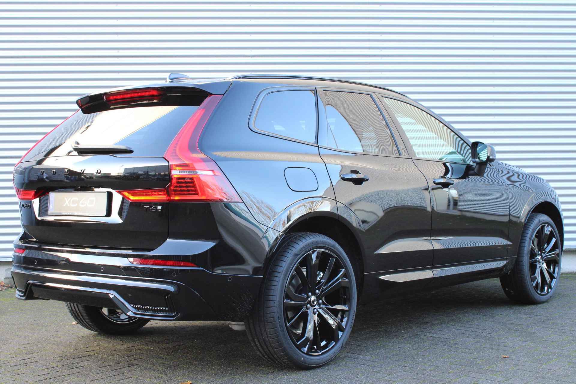 Volvo XC60 T6 Plug-in Hybrid AWD Plus Black Edition, Actieve Luchtvering Met FOUR-C, Harman/Kardon Premium Geluidssysteem, 360° Parkeercamera, Power Seats Met Geheugen, Panoramisch Schuif-/Kanteldak, 21" Black Edition Lichtmetalen Velgen, Nappa Leder/Open Grid Textiel Interieur, Stoelverwarming Voor- en Achter, Stuurverwarming, Keyless Entry, Elektrische Achterklep, Adaptieve Cruise Control Met Pilot Assist, BLIS Dodehoekherkenning, Extra Getint Glas Achter - 3/32