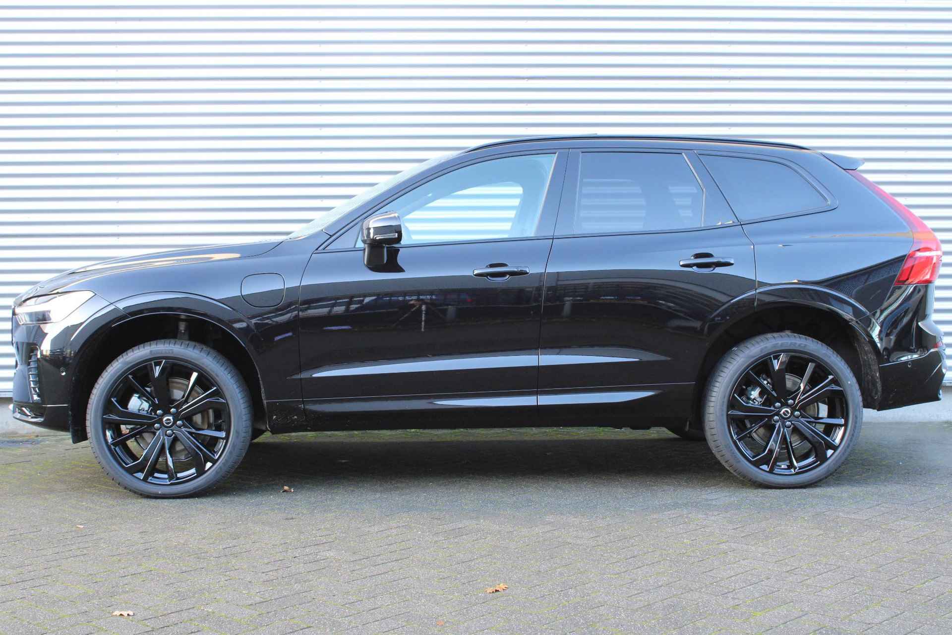 Volvo XC60 T6 Plug-in Hybrid AWD Plus Black Edition, Actieve Luchtvering Met FOUR-C, Harman/Kardon Premium Geluidssysteem, 360° Parkeercamera, Power Seats Met Geheugen, Panoramisch Schuif-/Kanteldak, 21" Black Edition Lichtmetalen Velgen, Nappa Leder/Open Grid Textiel Interieur, Stoelverwarming Voor- en Achter, Stuurverwarming, Keyless Entry, Elektrische Achterklep, Adaptieve Cruise Control Met Pilot Assist, BLIS Dodehoekherkenning, Extra Getint Glas Achter - 11/32