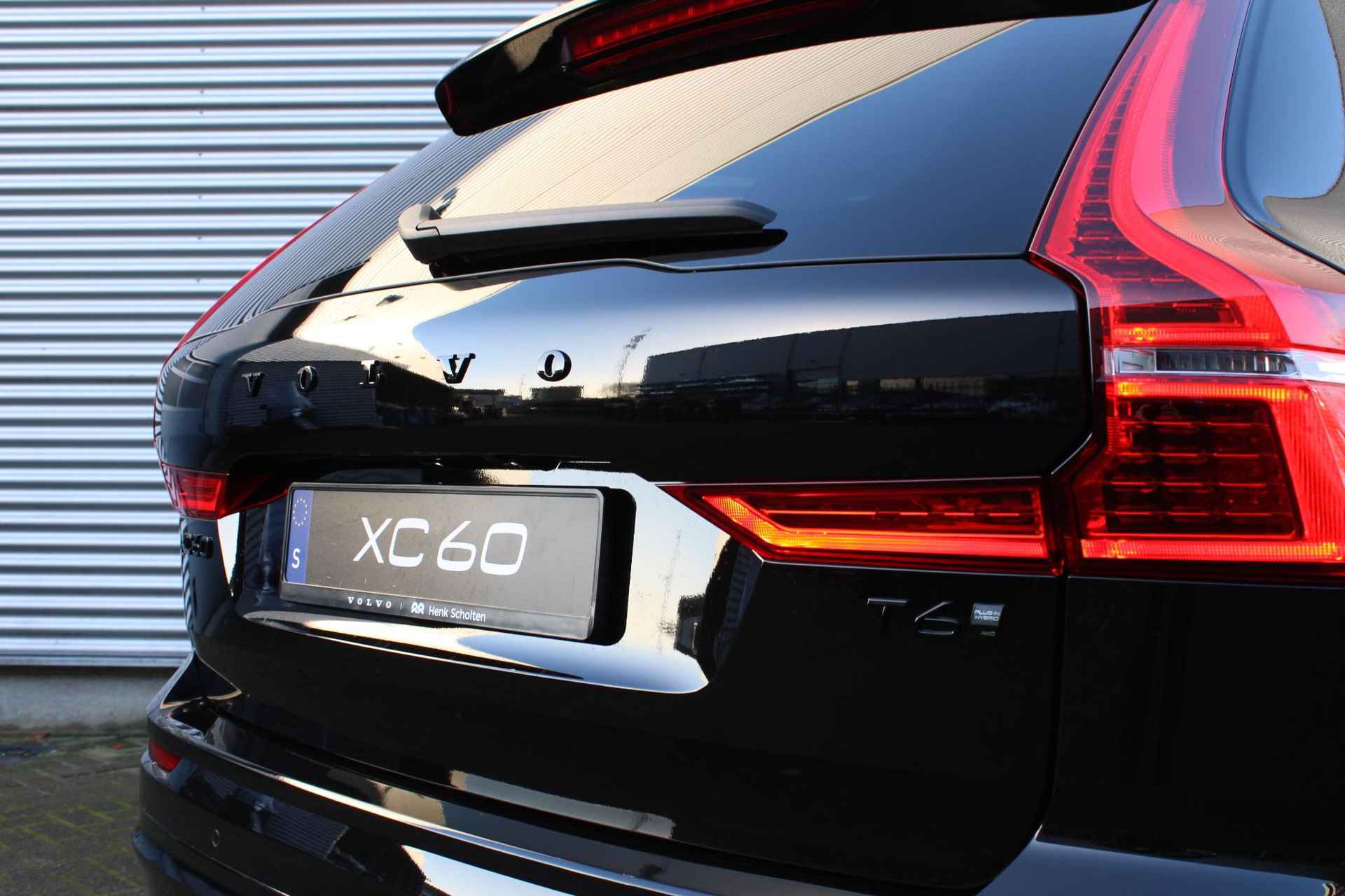 Volvo XC60 T6 Plug-in Hybrid AWD Plus Black Edition, Actieve Luchtvering Met FOUR-C, Harman/Kardon Premium Geluidssysteem, 360° Parkeercamera, Power Seats Met Geheugen, Panoramisch Schuif-/Kanteldak, 21" Black Edition Lichtmetalen Velgen, Nappa Leder/Open Grid Textiel Interieur, Stoelverwarming Voor- en Achter, Stuurverwarming, Keyless Entry, Elektrische Achterklep, Adaptieve Cruise Control Met Pilot Assist, BLIS Dodehoekherkenning, Extra Getint Glas Achter - 29/32