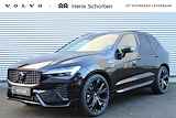 Volvo XC60 T6 Plug-in Hybrid AWD Plus Black Edition, Actieve Luchtvering Met FOUR-C, Harman/Kardon Premium Geluidssysteem, 360° Parkeercamera, Power Seats Met Geheugen, Panoramisch Schuif-/Kanteldak, 21" Black Edition Lichtmetalen Velgen, Nappa Leder/Open Grid Textiel Interieur, Stoelverwarming Voor- en Achter, Stuurverwarming, Keyless Entry, Elektrische Achterklep, Adaptieve Cruise Control Met Pilot Assist, BLIS Dodehoekherkenning, Extra Getint Glas Achter