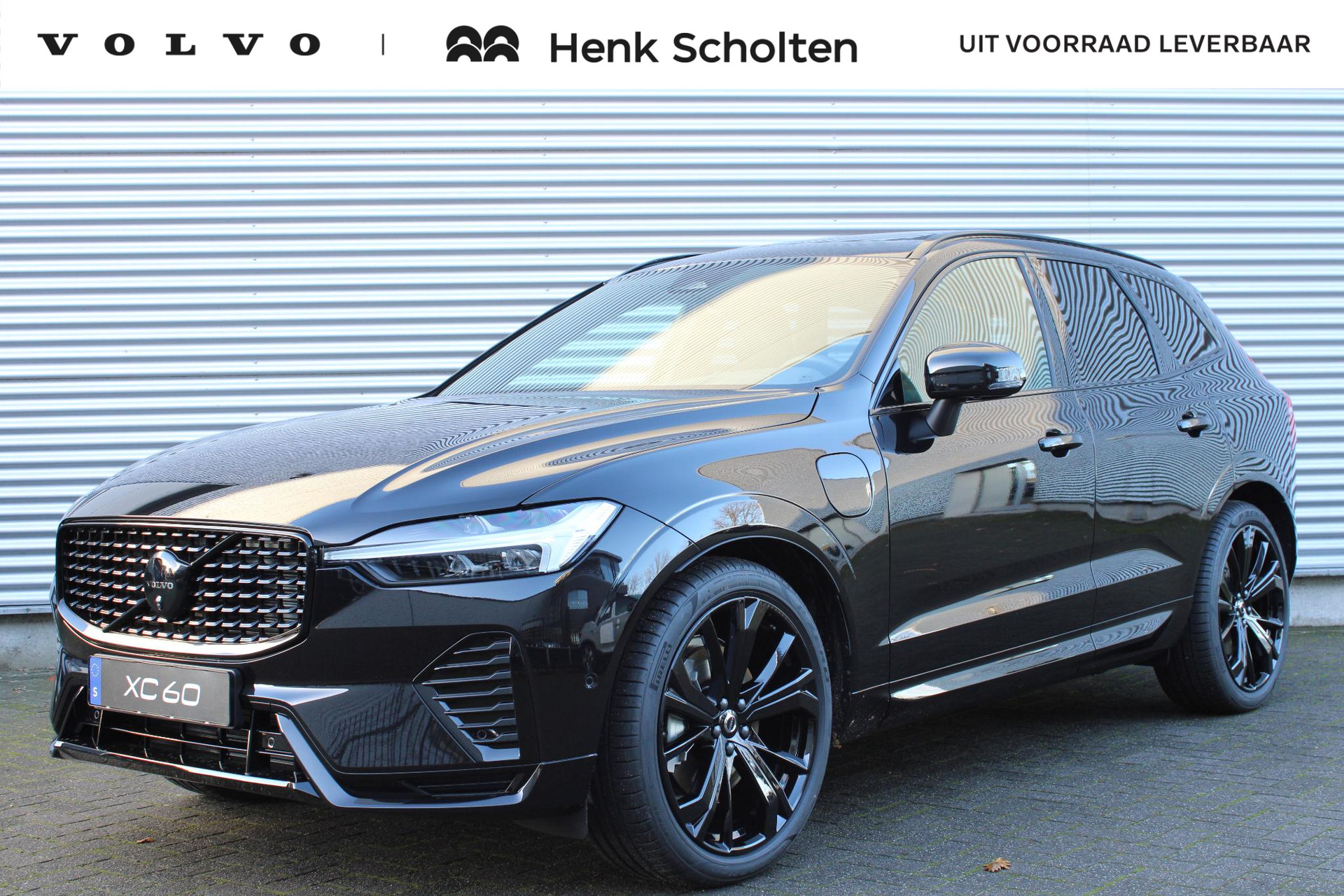 Volvo XC60 T6 Plug-in Hybrid AWD Plus Black Edition, Actieve Luchtvering Met FOUR-C, Harman/Kardon Premium Geluidssysteem, 360° Parkeercamera, Power Seats Met Geheugen, Panoramisch Schuif-/Kanteldak, 21" Black Edition Lichtmetalen Velgen, Nappa Leder/Open Grid Textiel Interieur, Stoelverwarming Voor- en Achter, Stuurverwarming, Keyless Entry, Elektrische Achterklep, Adaptieve Cruise Control Met Pilot Assist, BLIS Dodehoekherkenning, Extra Getint Glas Achter