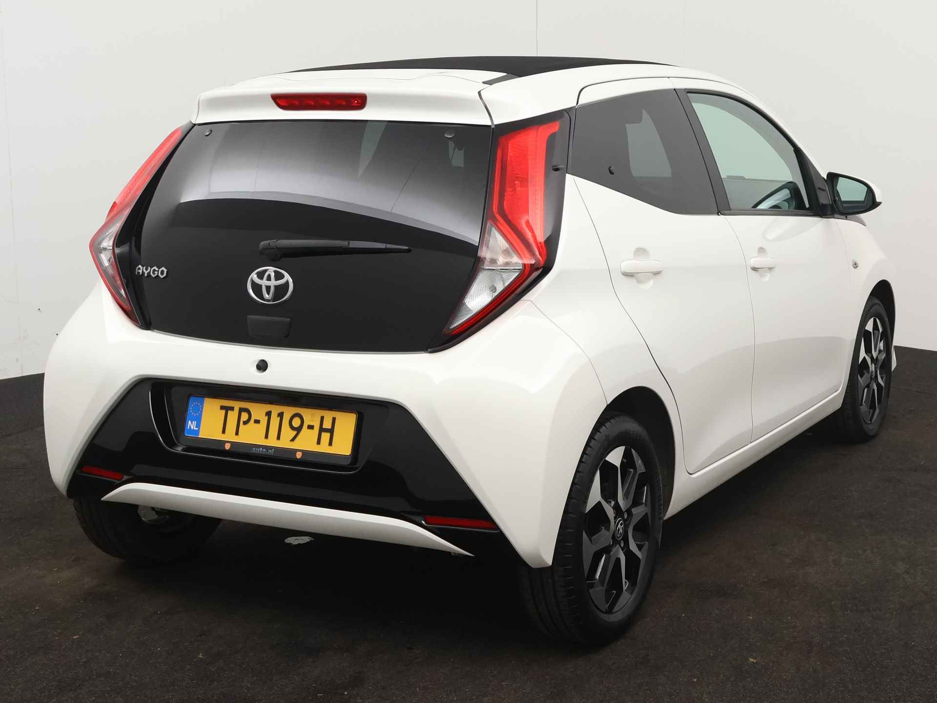 Toyota Aygo 1.0 VVT-i x-first | Airco | Achteruitrijcamera | Elektrisch vouwdak | - 18/43