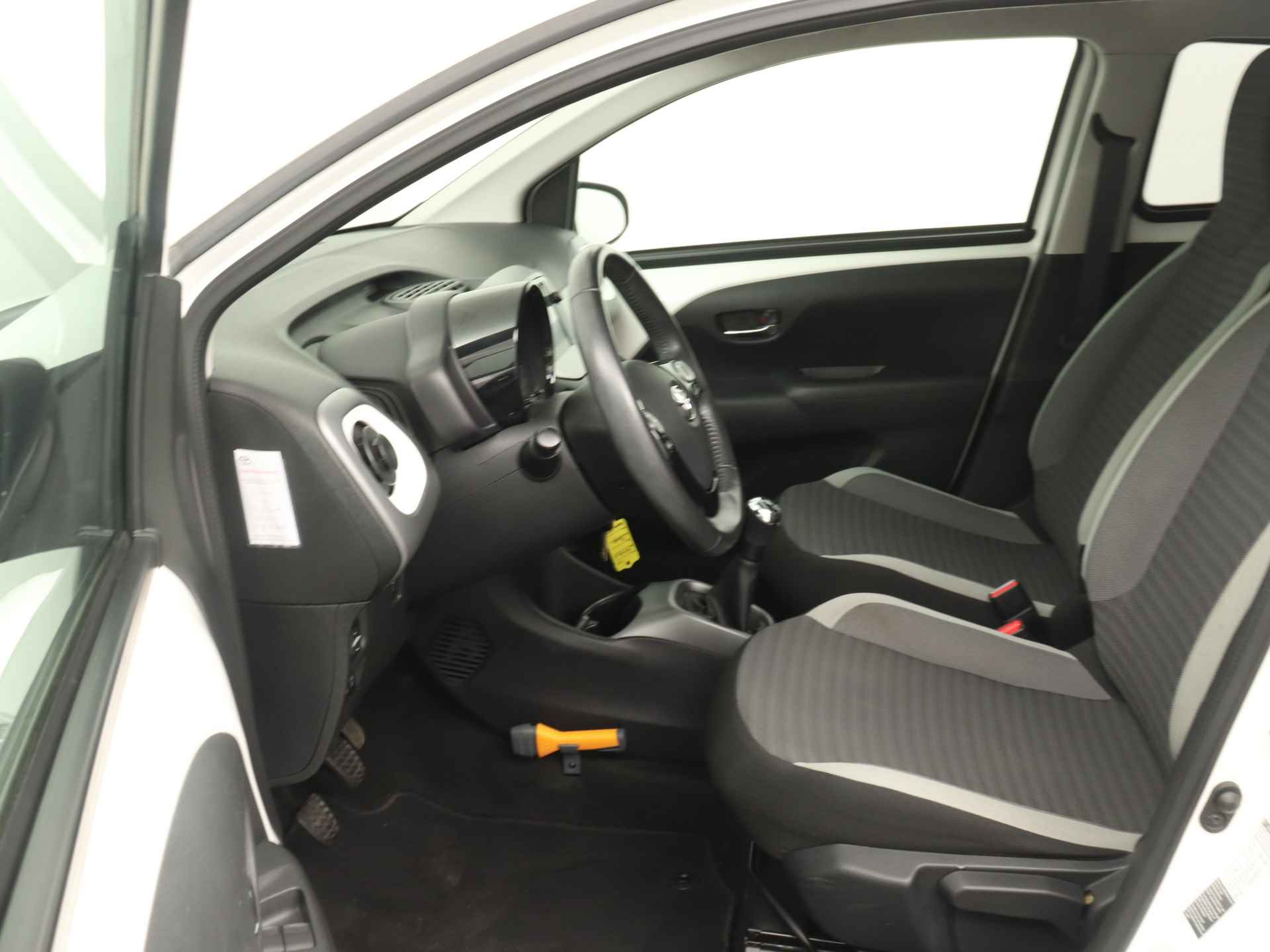 Toyota Aygo 1.0 VVT-i x-first | Airco | Achteruitrijcamera | Elektrisch vouwdak | - 20/43